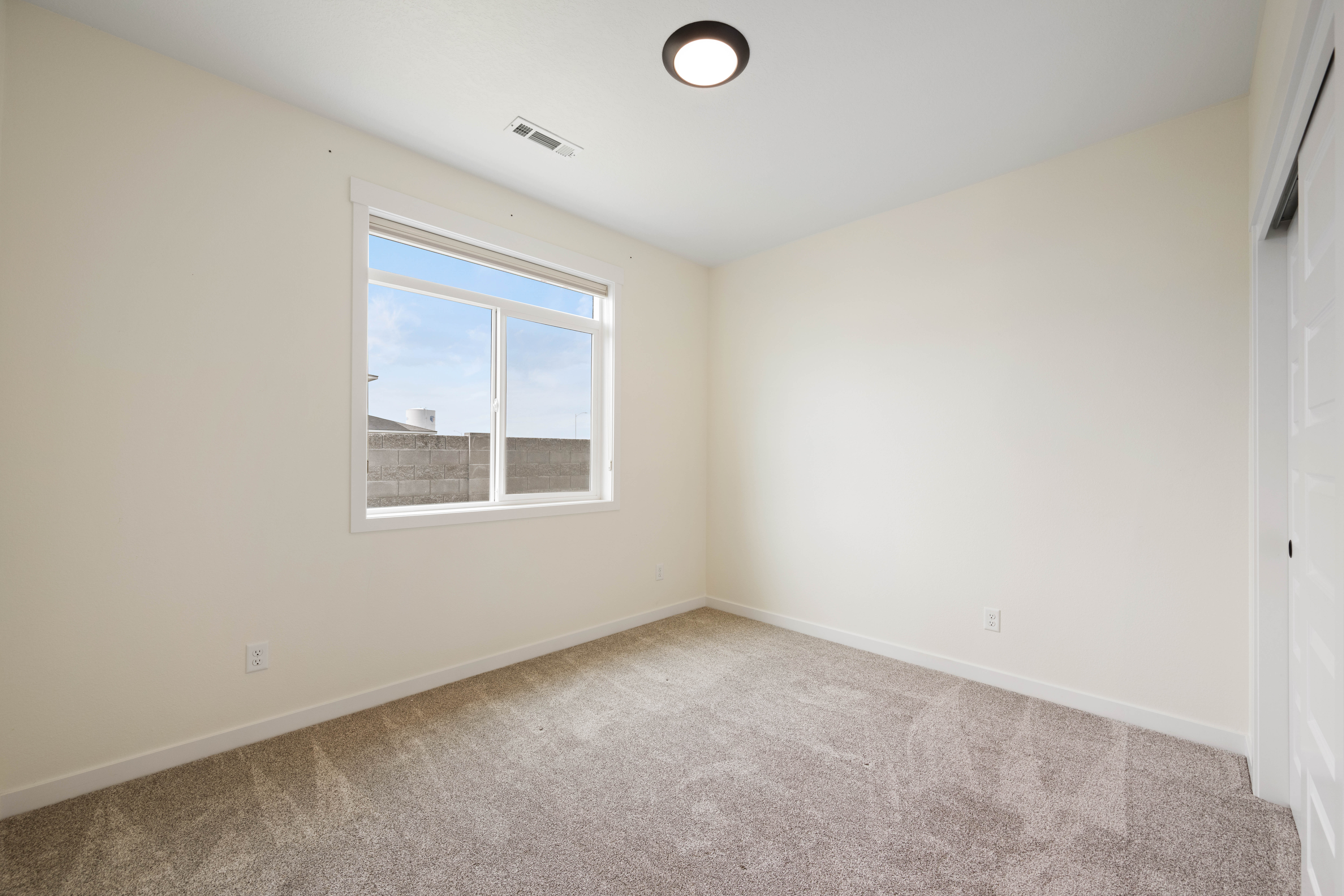  Like New, Fully Fenced, Corner Lot & 4-Car Garage - 物件實景