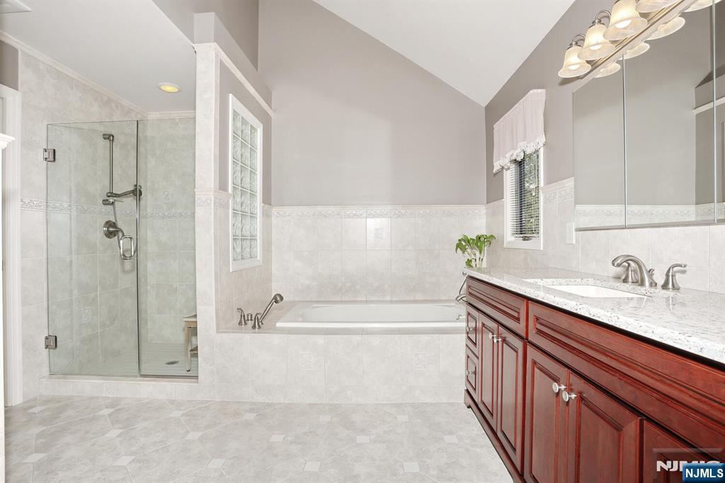 Paramus, New Jersey, 07652, United States, 5 Bedrooms Bedrooms, ,4 BathroomsBathrooms,Residential,For Sale,2001740