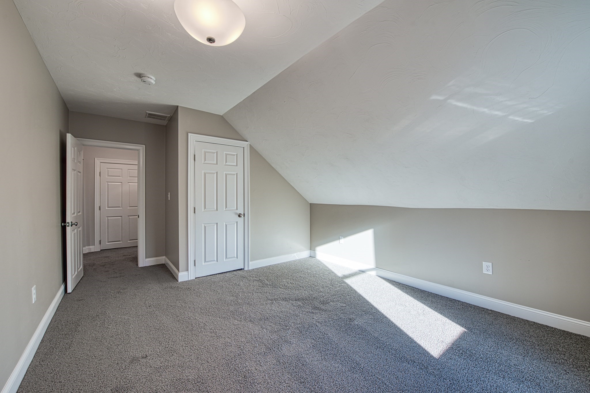 Taunton, Massachusetts, 02780, United States, 3 Bedrooms Bedrooms, ,2 BathroomsBathrooms,Residential,For Sale,2005386