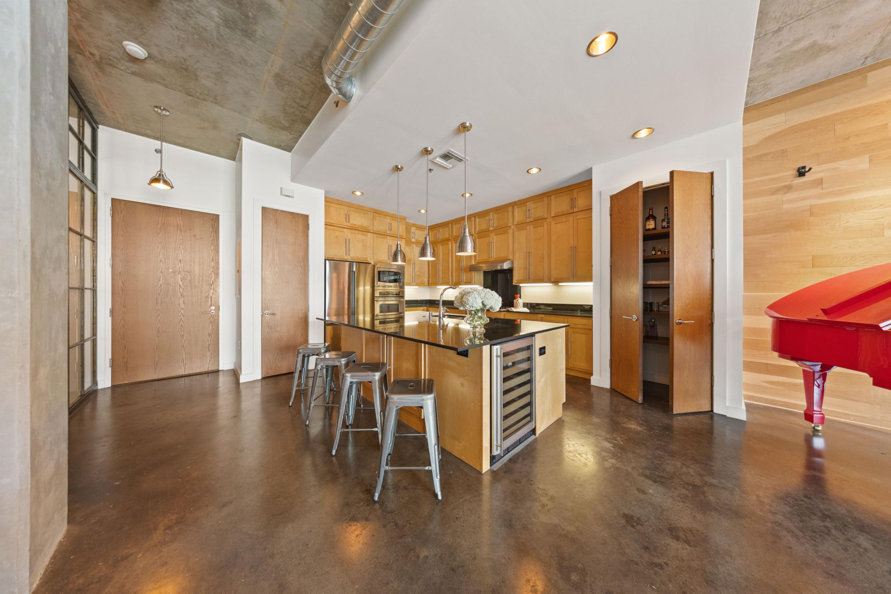  Industrial Sophistication Meets Boutique Loft Living in Downtown Dallas - 物件實景