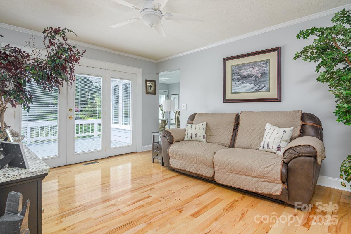 Hendersonville, North Carolina, 28792, United States, 3 Bedrooms Bedrooms, ,3 BathroomsBathrooms,Residential,For Sale,1942631