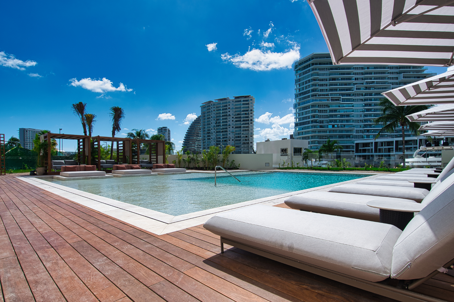  Oceanfront SLS Residences - 物件實景