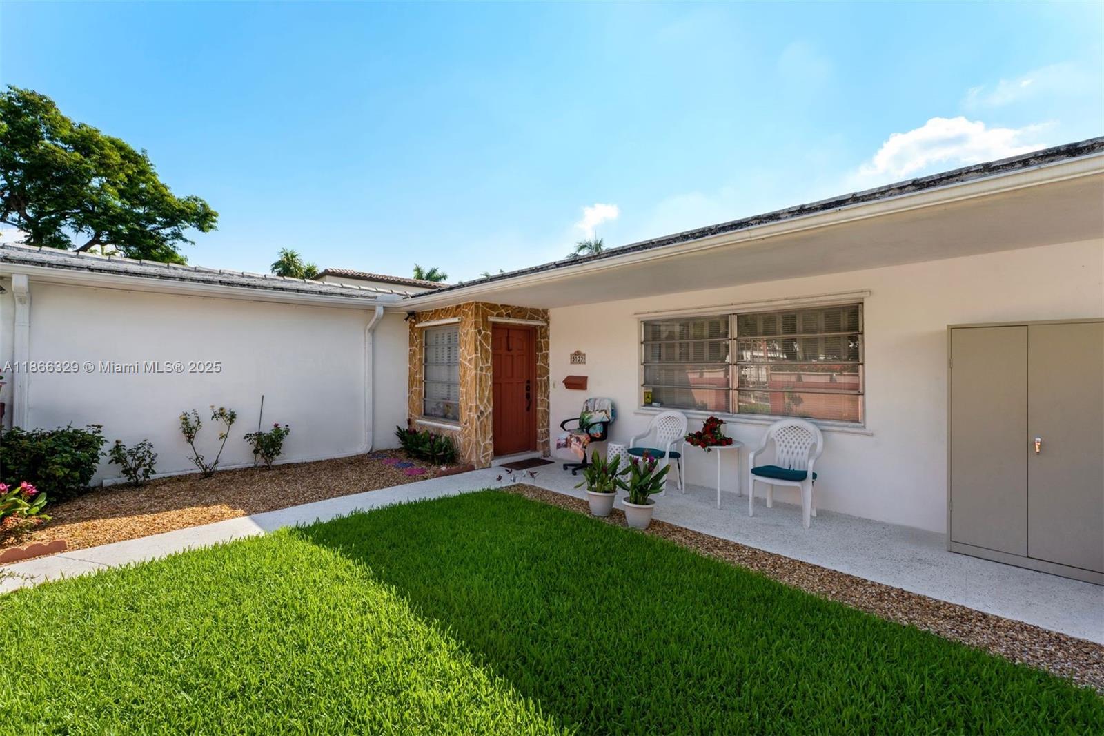 Miami Beach, Florida, 33140, United States, 3 Bedrooms Bedrooms, ,2 BathroomsBathrooms,Residential,For Sale,1934201