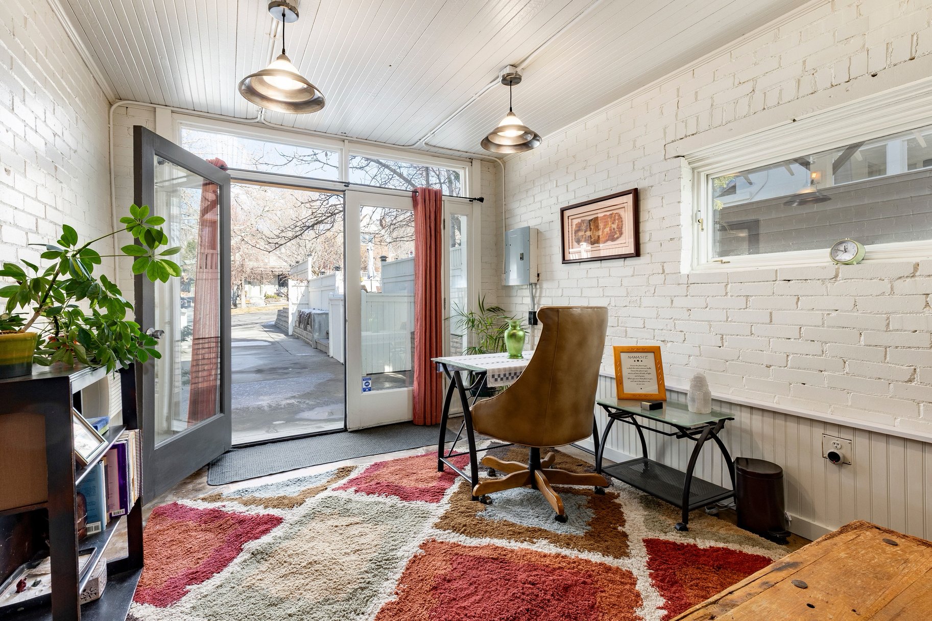  Timeless Bungalow with Enjoyable Outdoor Living - 物件實景