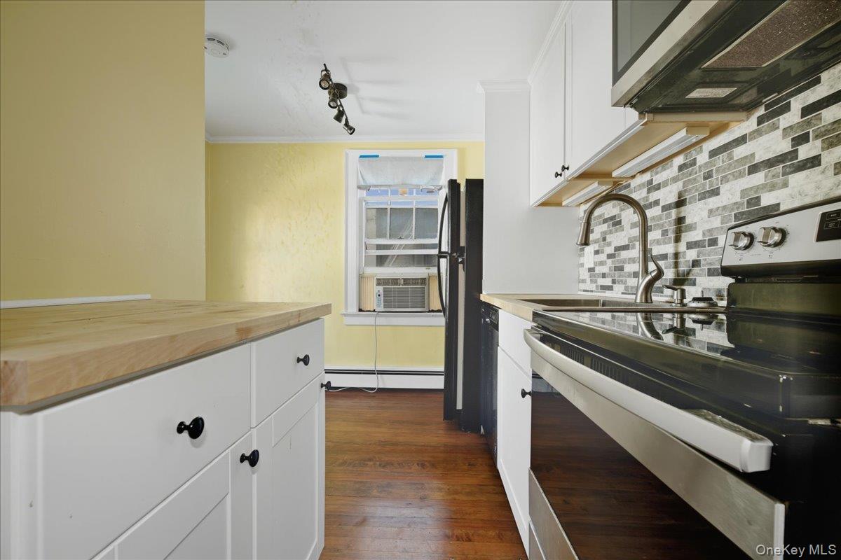 Mineola, New York, 11501, United States, 2 Bedrooms Bedrooms, ,2 BathroomsBathrooms,Residential,For Sale,1999763