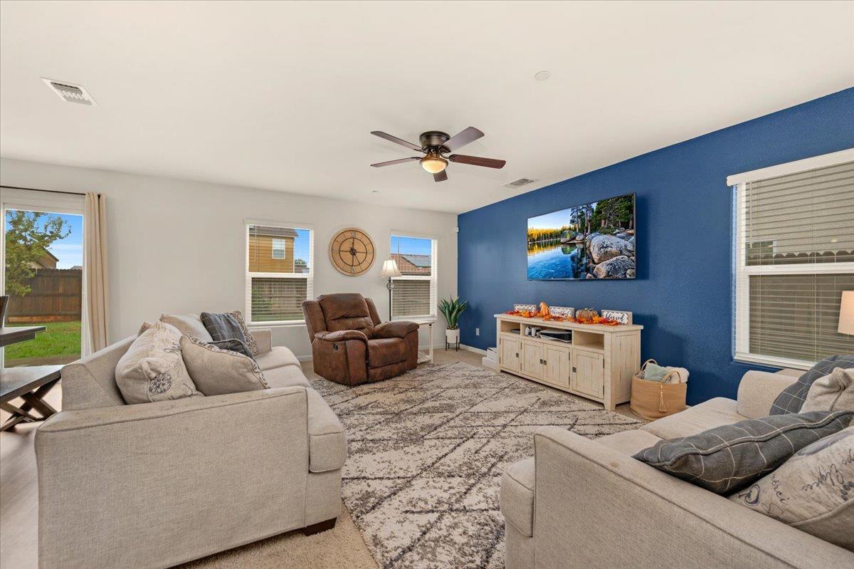 Fresno, California, 93722, United States, 5 Bedrooms Bedrooms, ,3 BathroomsBathrooms,Residential,For Sale,1982186