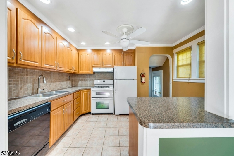 Livingston Twp., New Jersey, 07039, United States, 2 Bedrooms Bedrooms, ,2 BathroomsBathrooms,Residential,For Sale,1951171