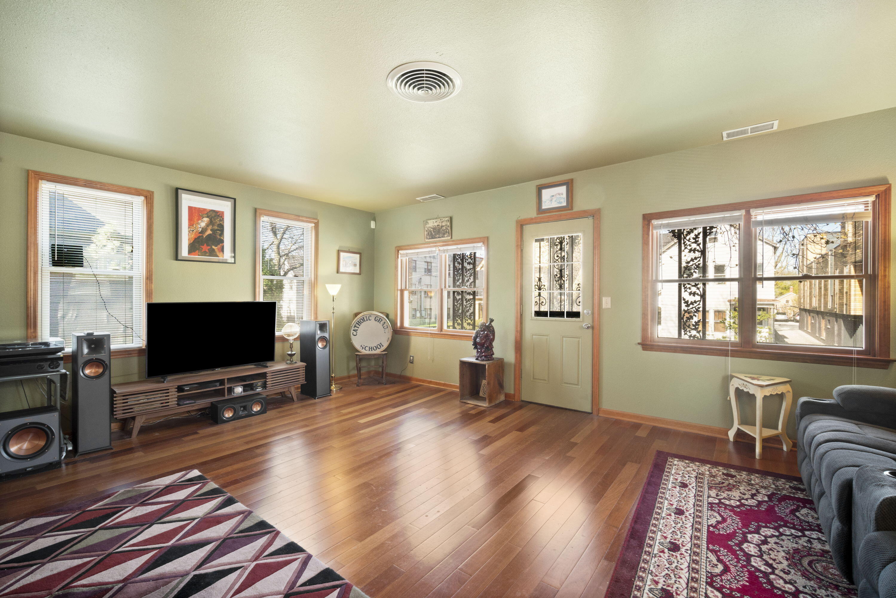 Milwaukee, Wisconsin, 53202, United States, 3 Bedrooms Bedrooms, ,3 BathroomsBathrooms,Residential,For Sale,1916050