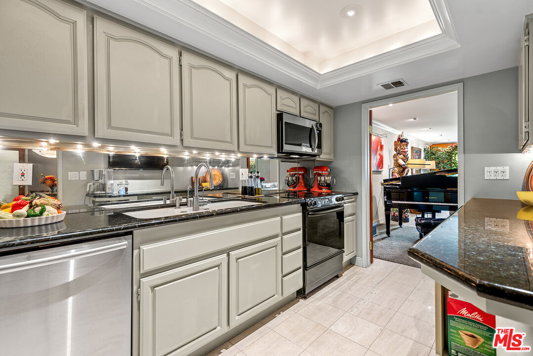 West Hollywood, California, 90069, United States, 2 Bedrooms Bedrooms, ,3 BathroomsBathrooms,Residential,For Sale,1898425
