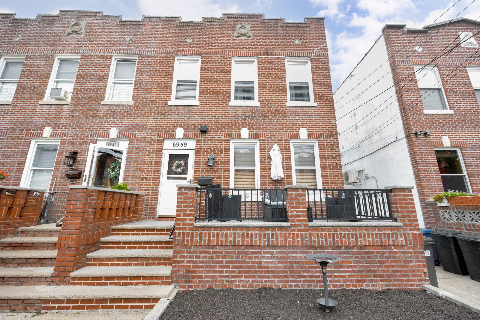 Middle Village, New York, 11379, United States, 4 Bedrooms Bedrooms, ,3 BathroomsBathrooms,Residential,For Sale,1827631