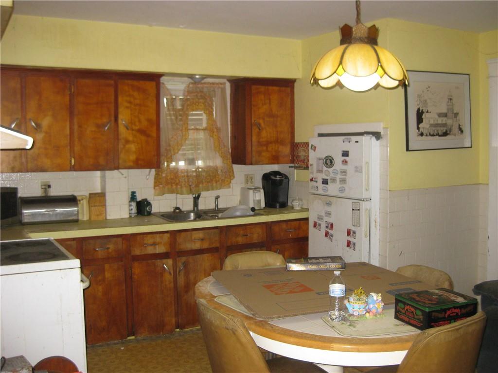 Middletown, Rhode Island, 02842, United States, 4 Bedrooms Bedrooms, ,2 BathroomsBathrooms,Residential,For Sale,1984430