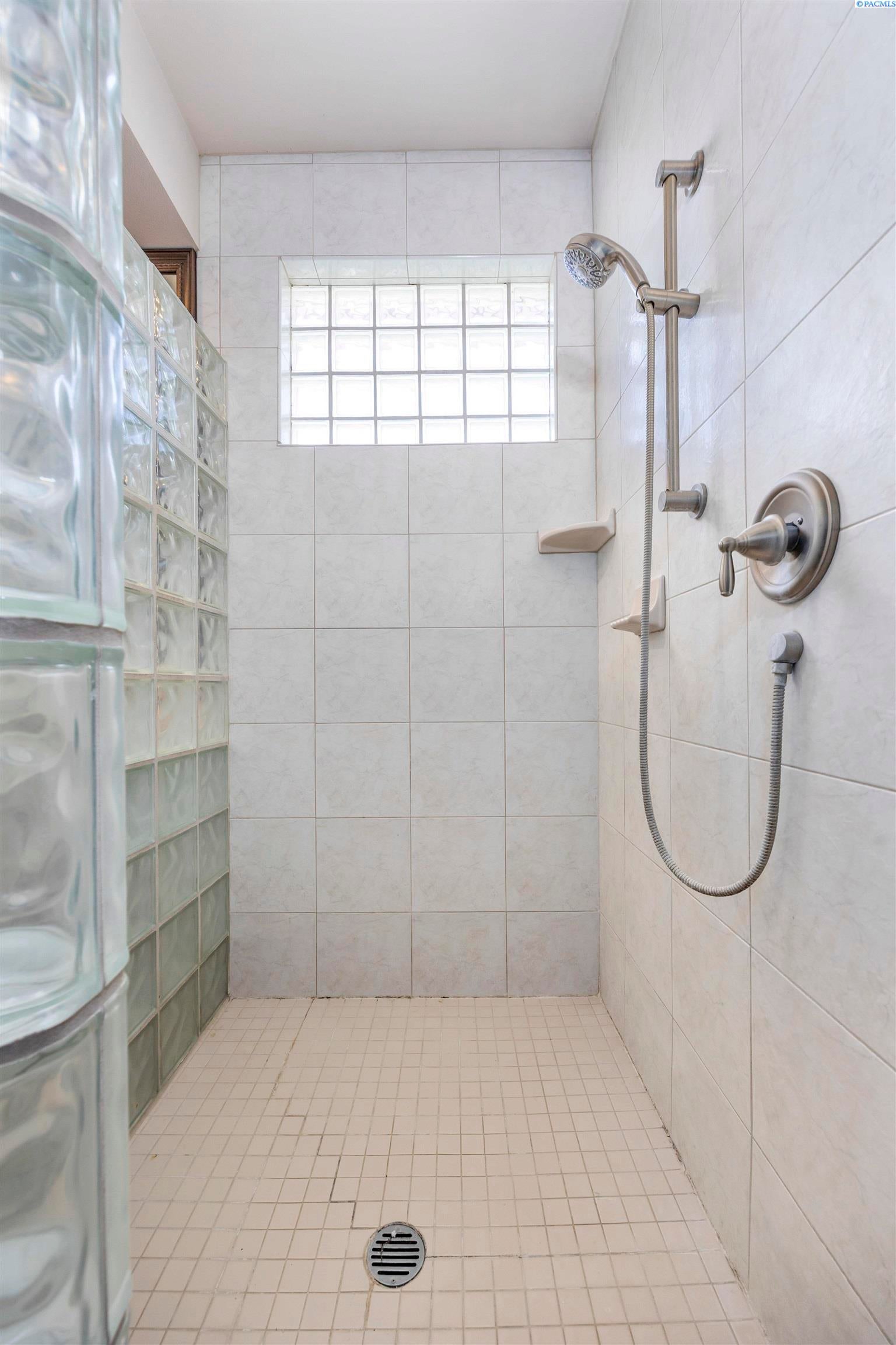 Kennewick, Washington, 99337, United States, 6 Bedrooms Bedrooms, ,4 BathroomsBathrooms,Residential,For Sale,1979182