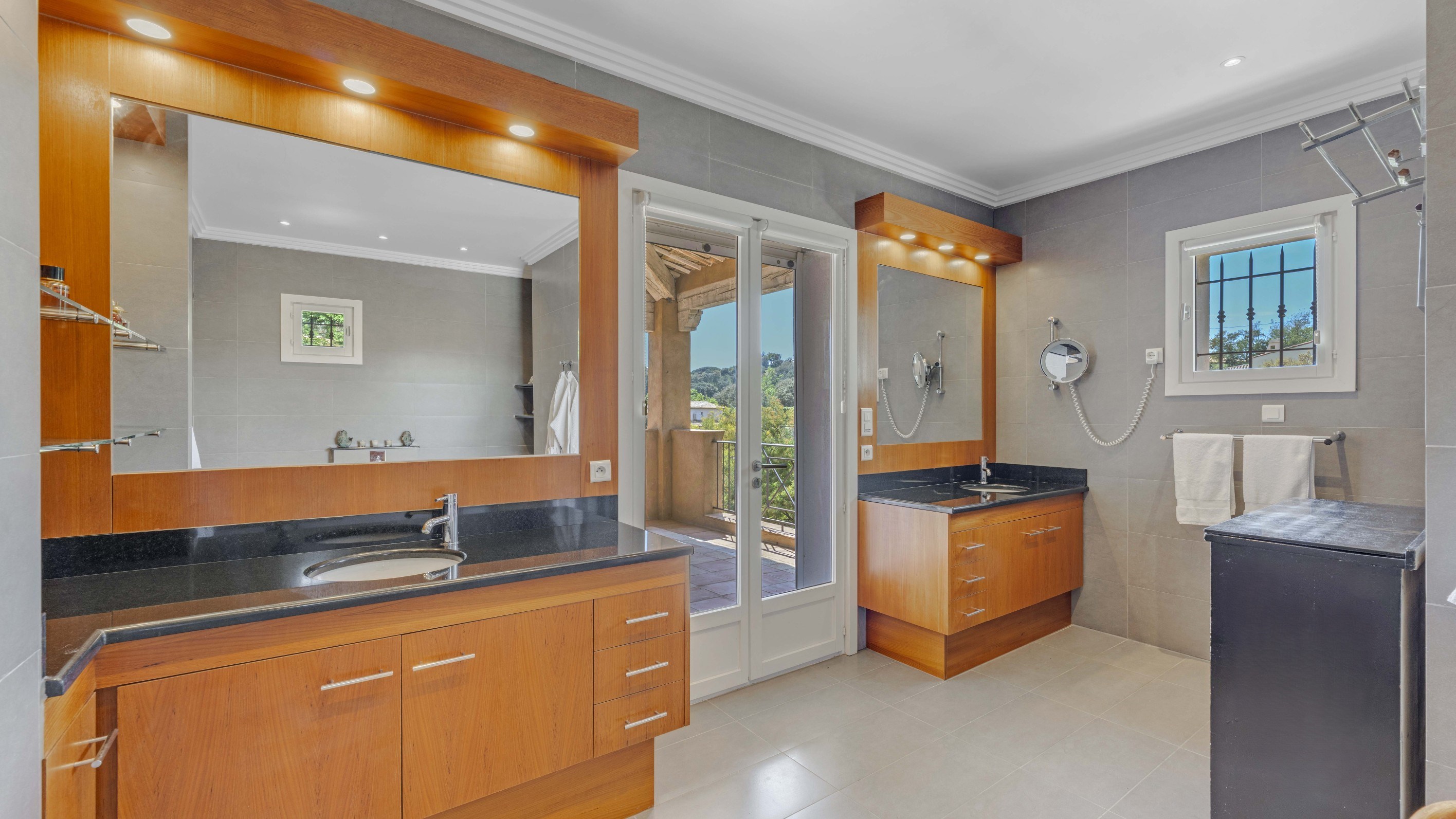  Highly sought-after private estate: contemporary villa close to the Beauvallon … - 物件實景
