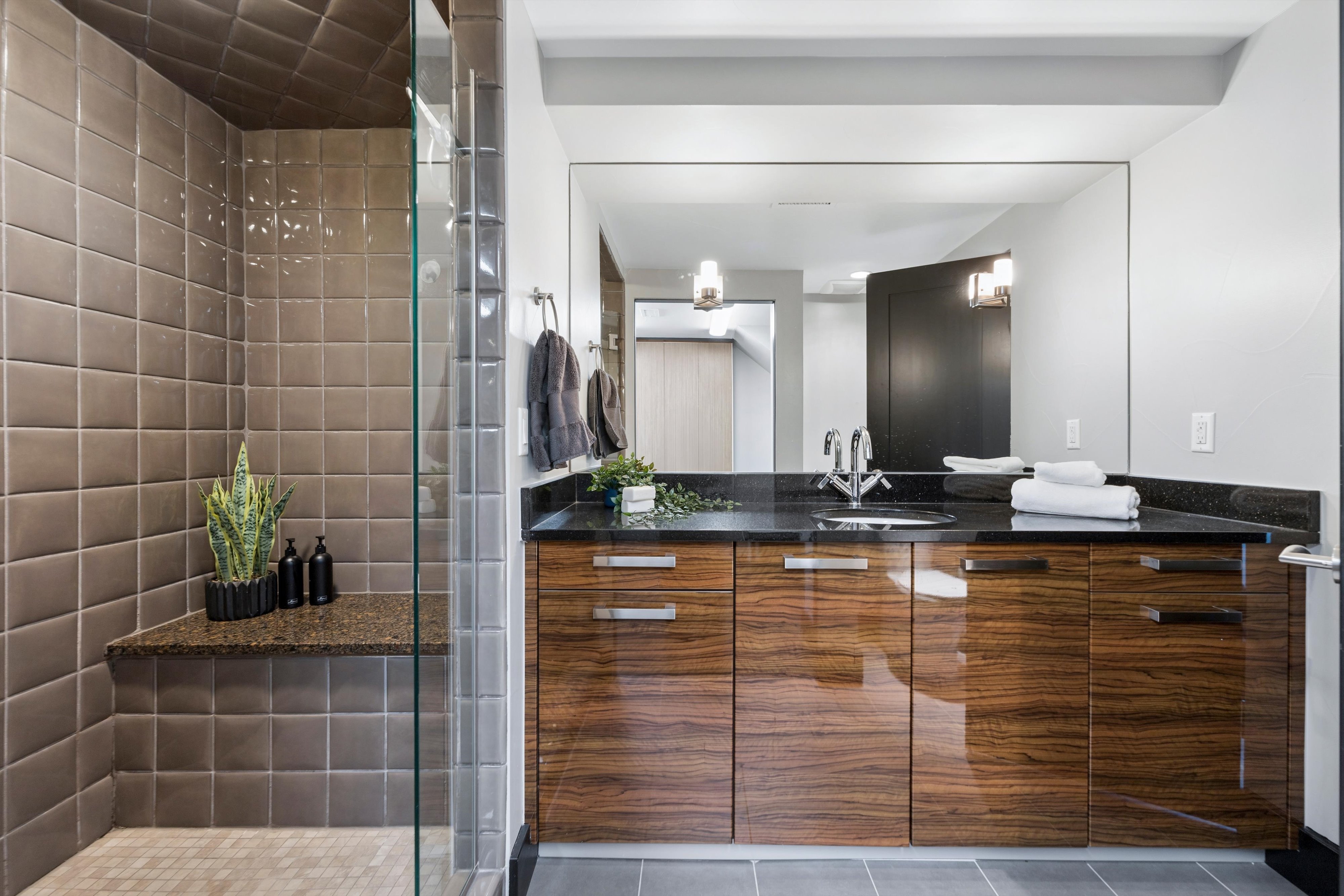  Contemporary residence combines sophisticated design with functional floor plan - 物件實景