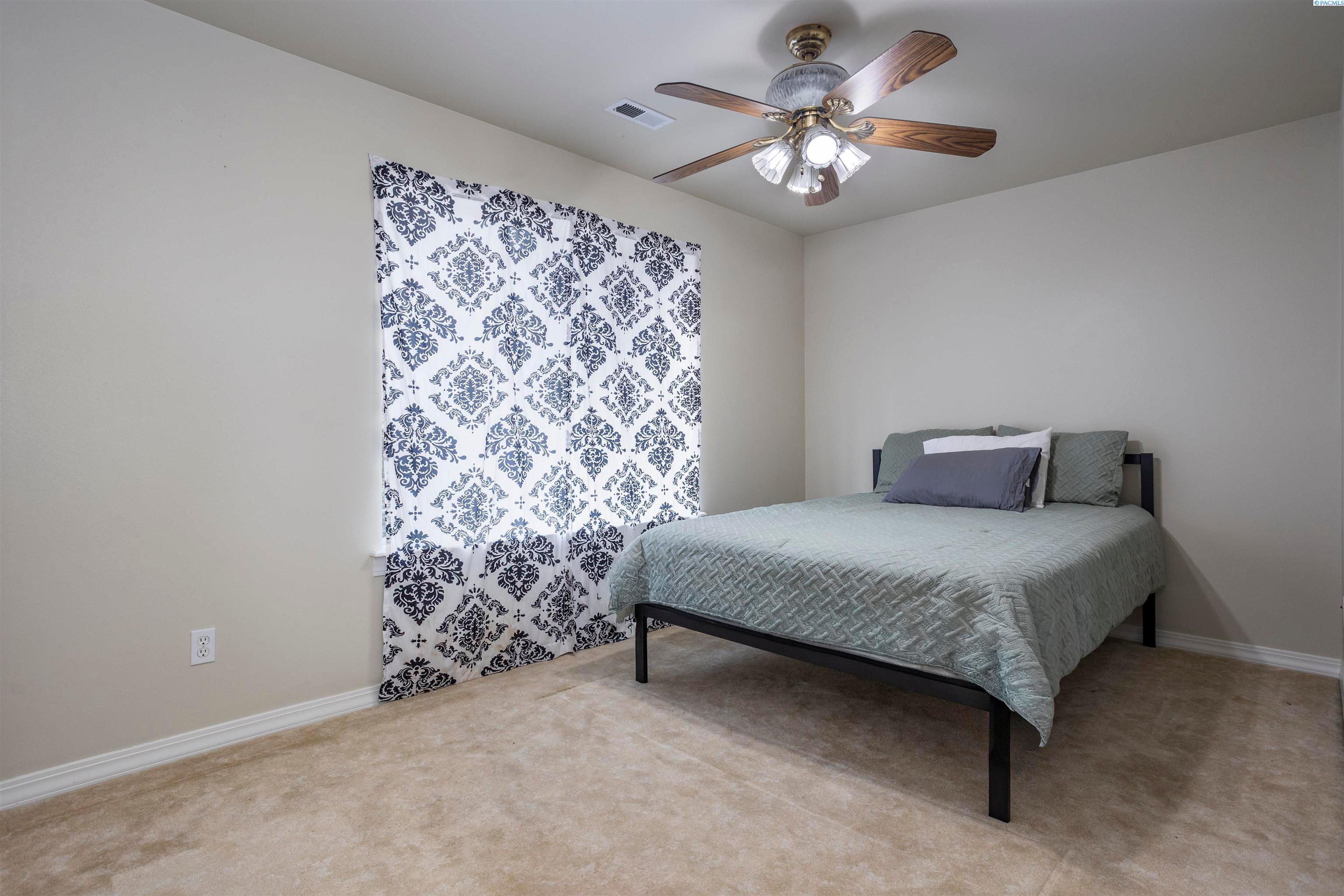 Richland, Washington, 99352, United States, 4 Bedrooms Bedrooms, ,4 BathroomsBathrooms,Residential,For Sale,1977070