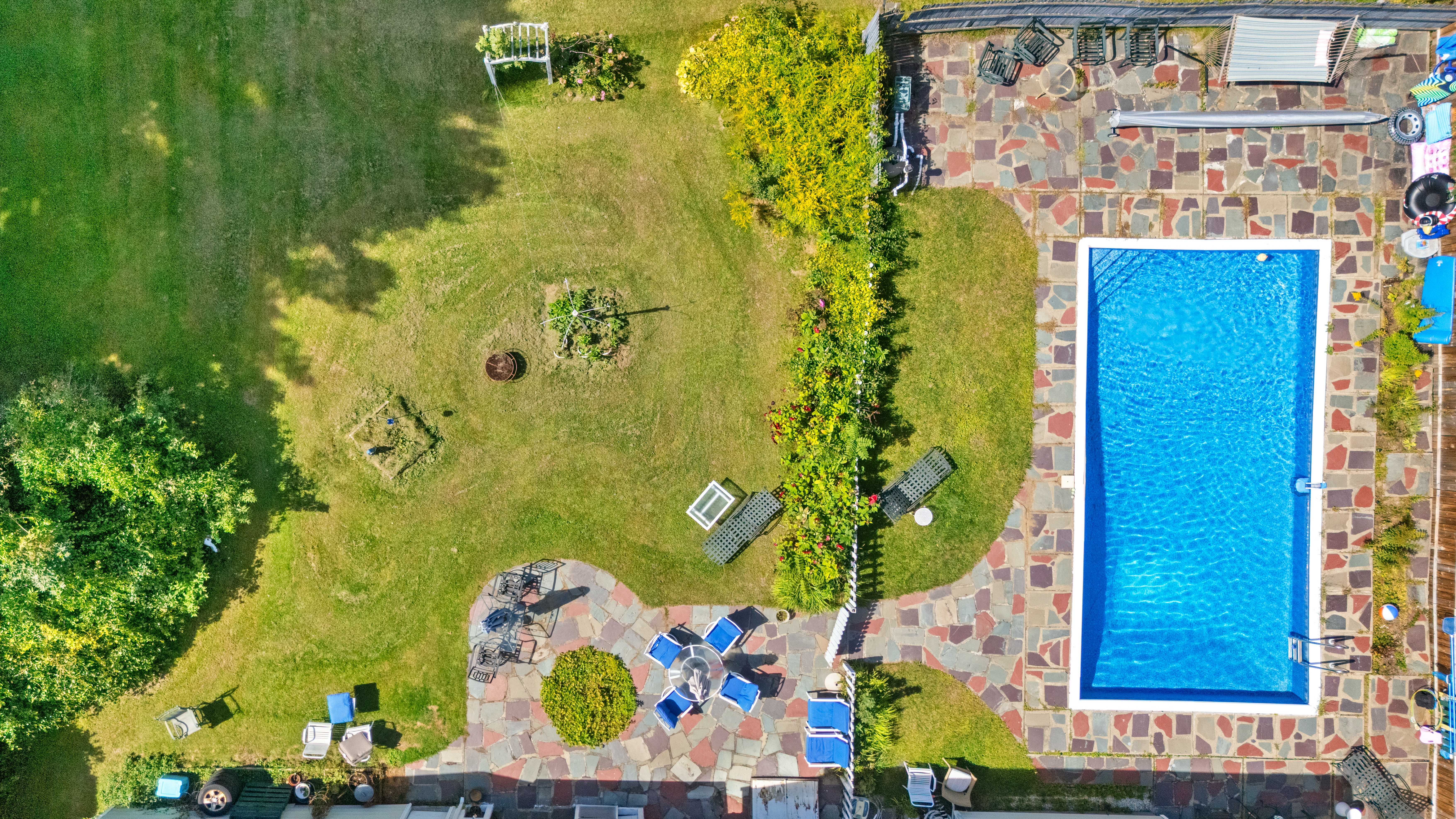  CHARMING IN-TOWN CAPE ON SPACIOUS LOT WITH INGROUND POOL - 物件實景