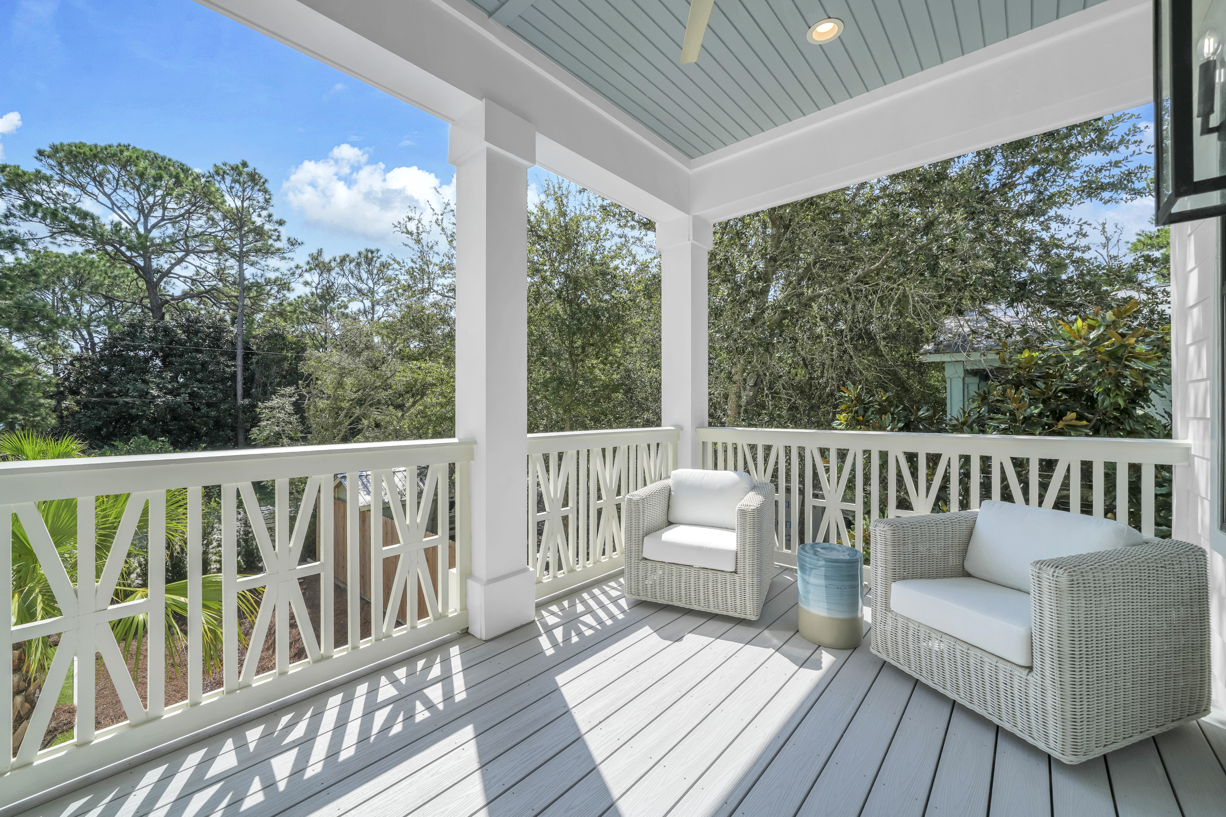  Custom Coastal Home With Private Pool And Expansive Outdoor Living - 物件實景