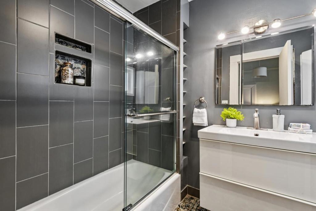 San Francisco, California, 94134, United States, 3 Bedrooms Bedrooms, ,2 BathroomsBathrooms,Residential,For Sale,1943072