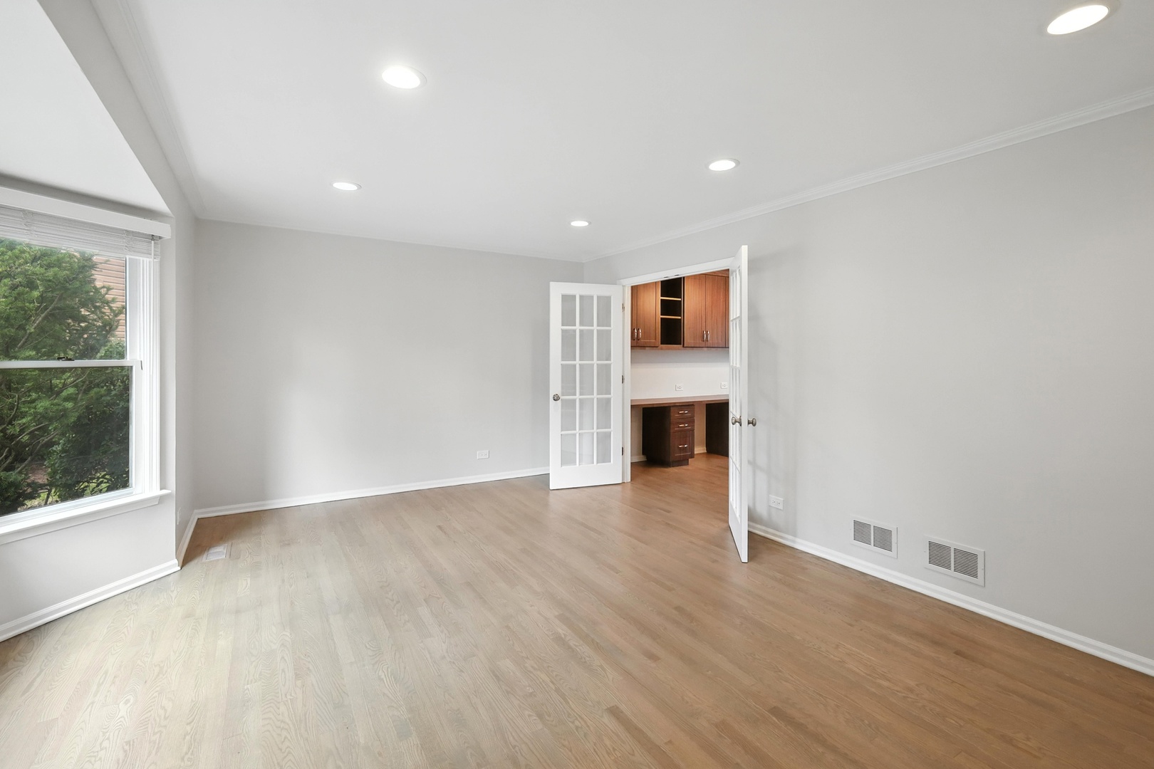 Deerfield, Illinois, 60015, United States, 4 Bedrooms Bedrooms, ,3 BathroomsBathrooms,Residential,For Sale,1933252