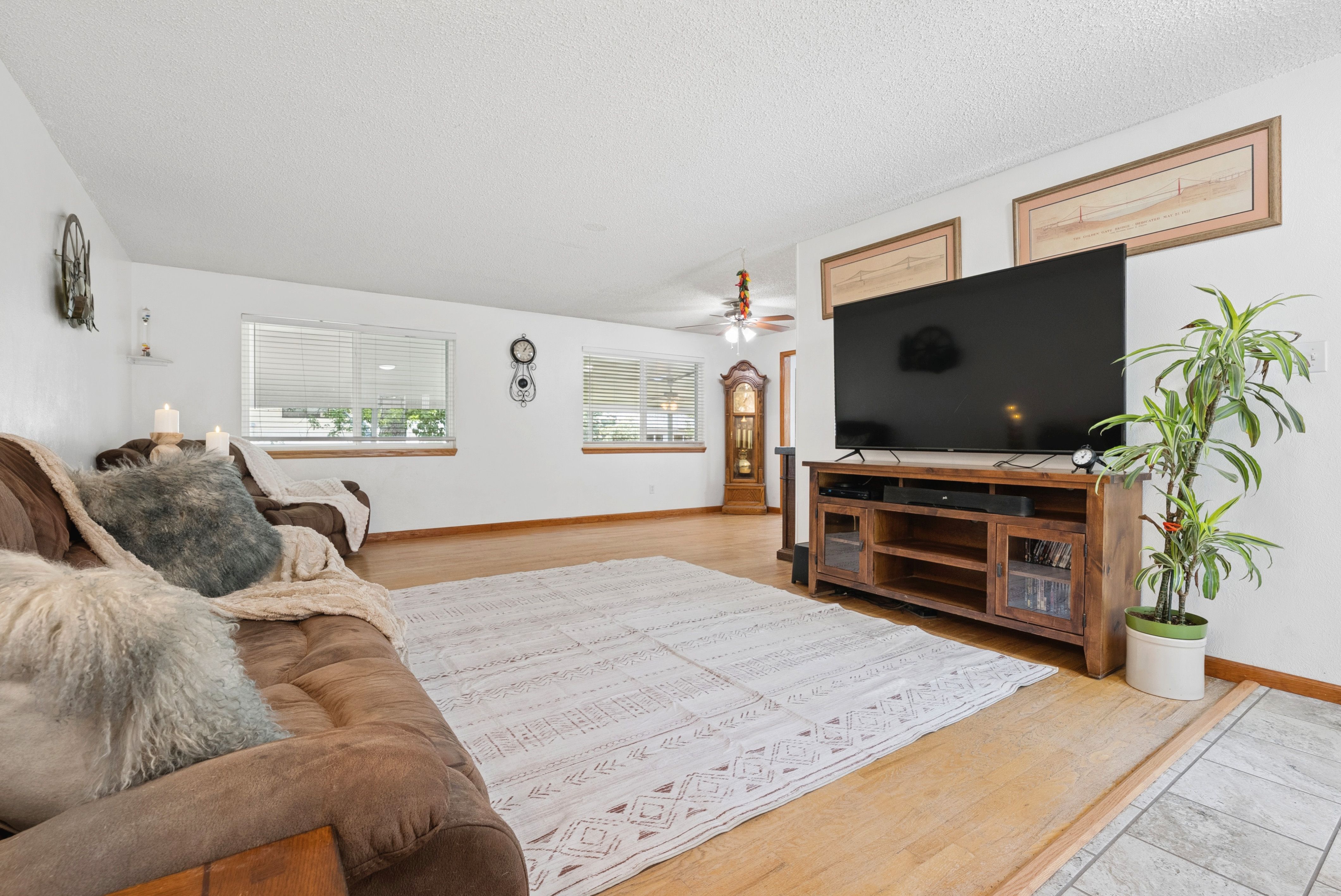  Charming and Well Maintained Home on a Large Corner Lot - 物件實景