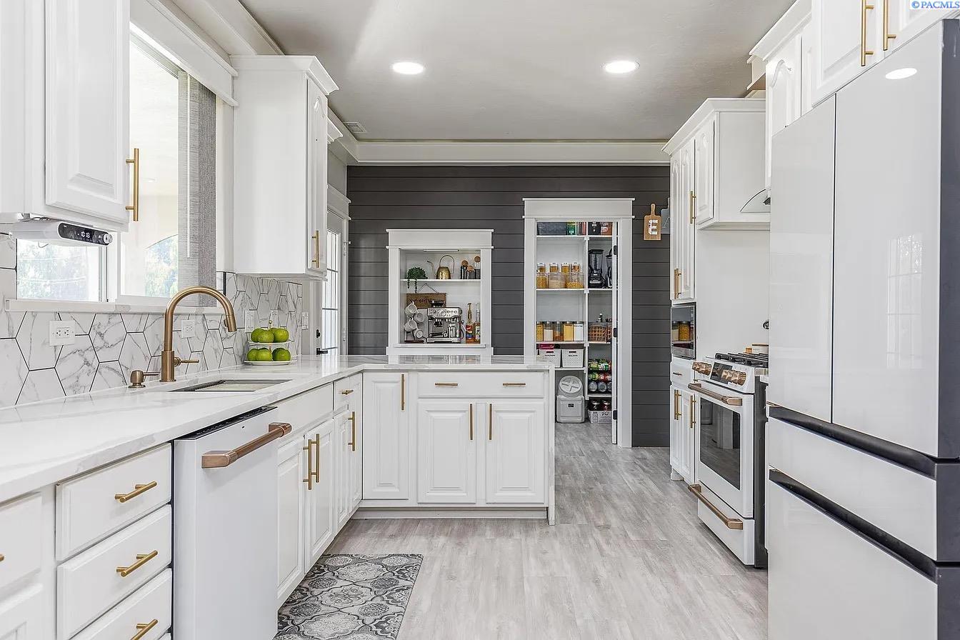 Kennewick, Washington, 99336, United States, 7 Bedrooms Bedrooms, ,7 BathroomsBathrooms,Residential,For Sale,1983847