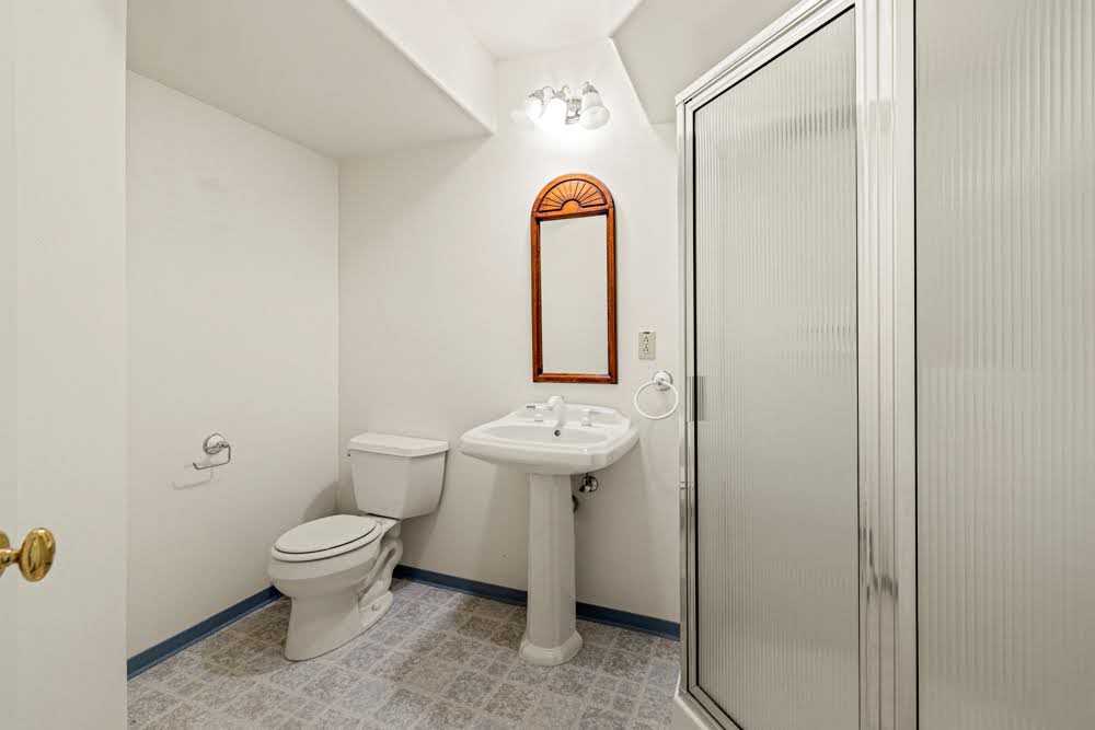 KLAMATH FALLS, Oregon, 97601, United States, 3 Bedrooms Bedrooms, ,4 BathroomsBathrooms,Residential,For Sale,1981715