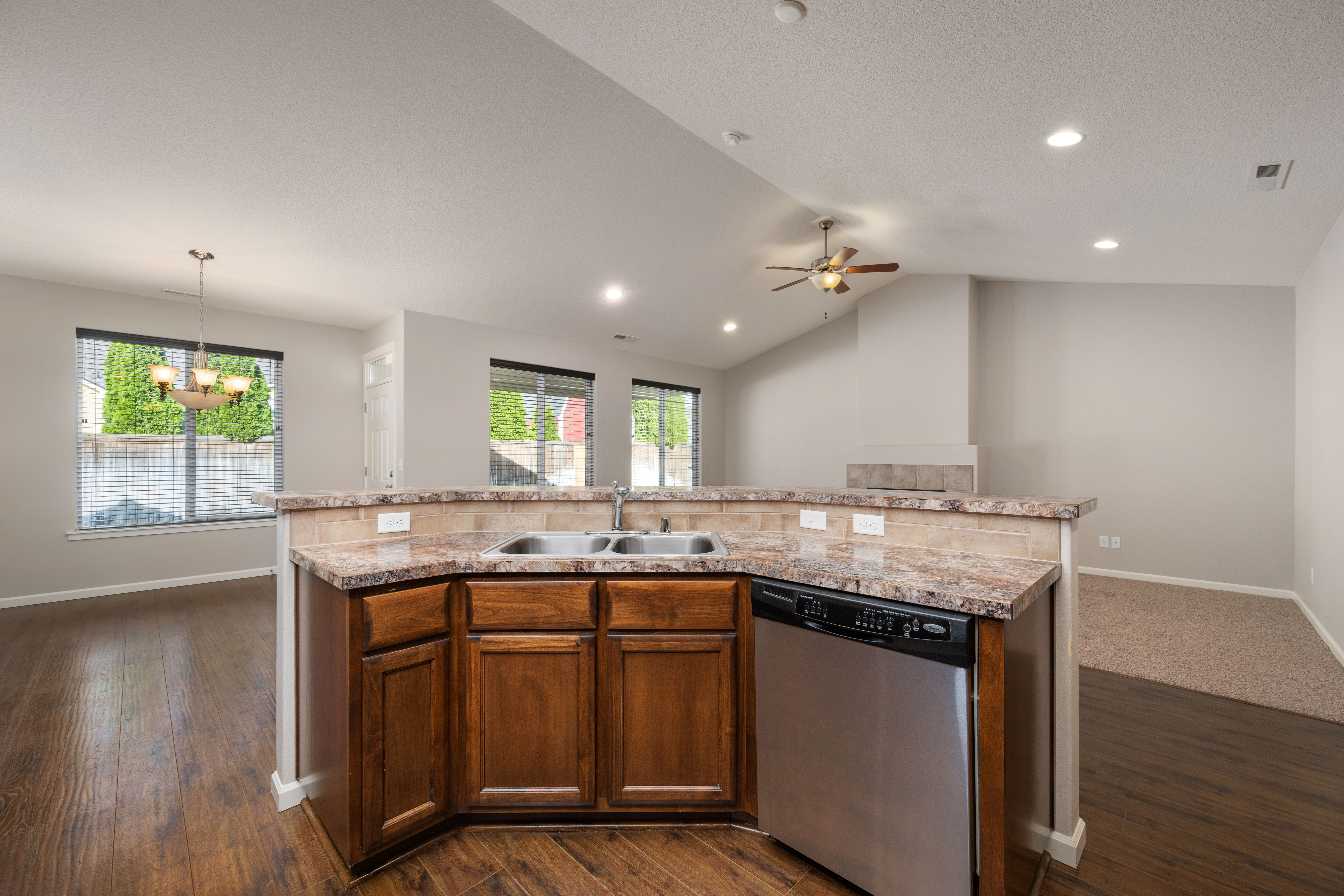  Welcome to this well-maintained 3-bedroom, 2-bath New Tradition resale - 物件實景