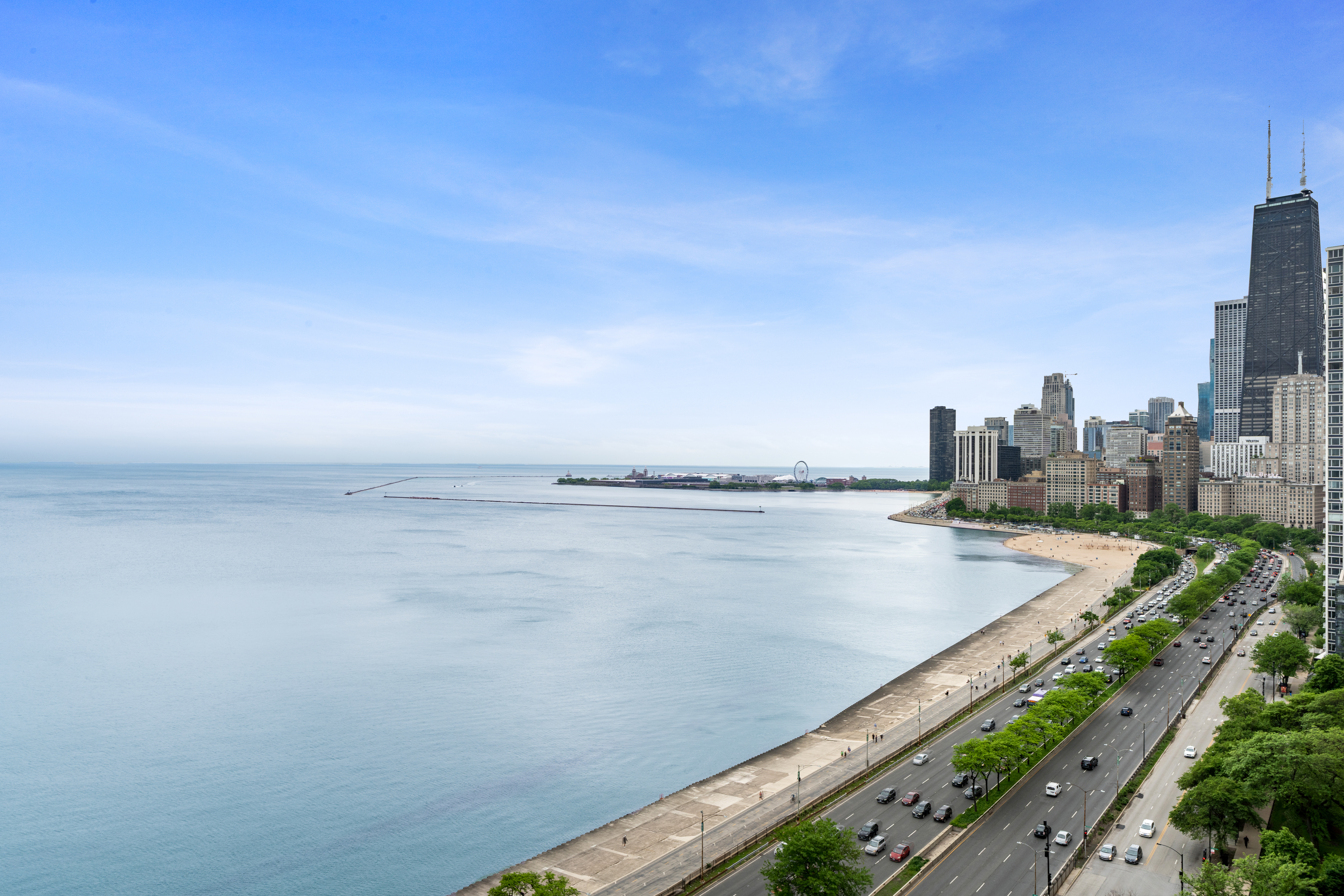  Enjoy Turnkey Lakefront Living in a Well-Established Gold Coast Building - 物件實景