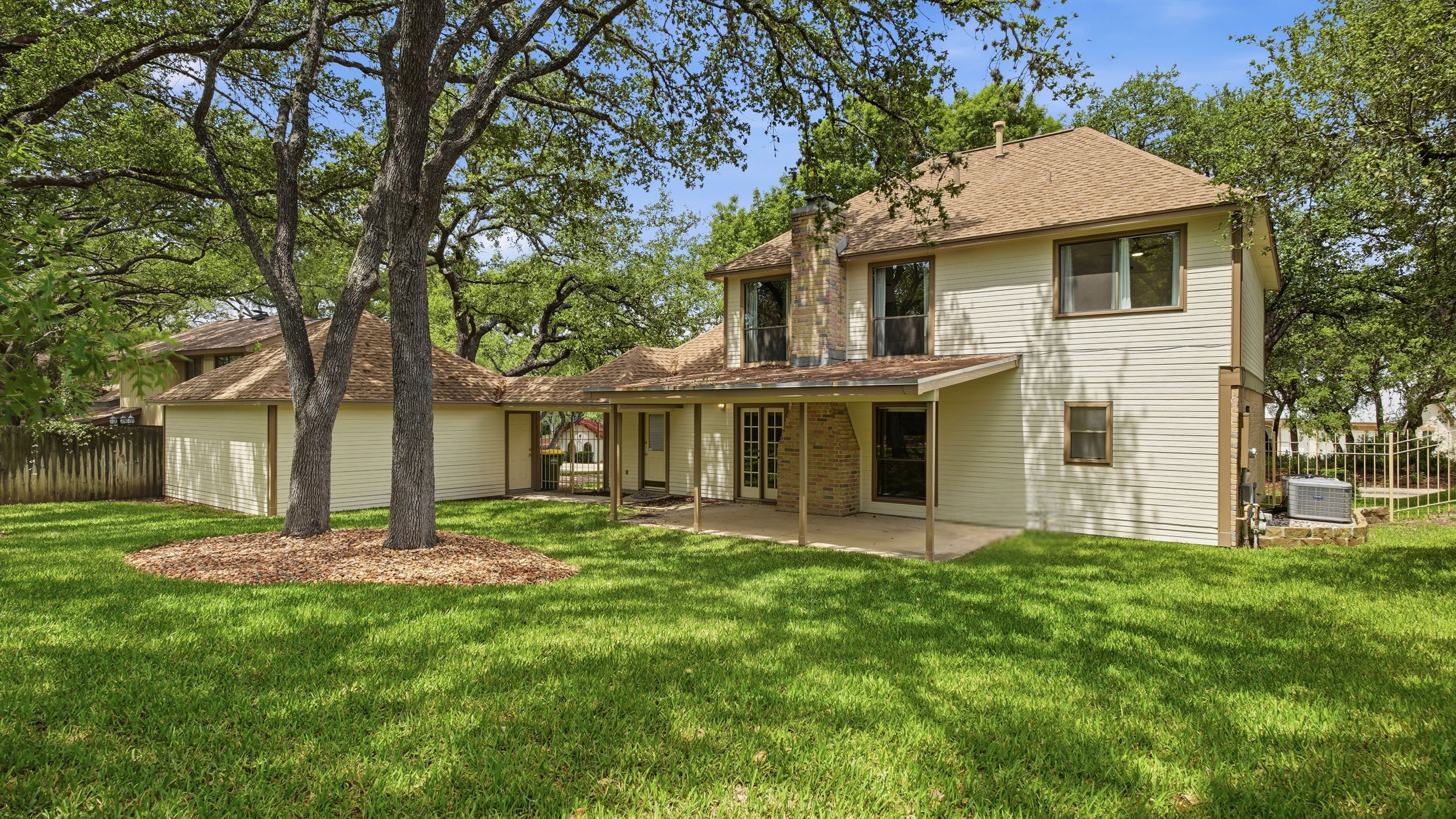  Custom Home with Private Backyard Oasis - 物件實景