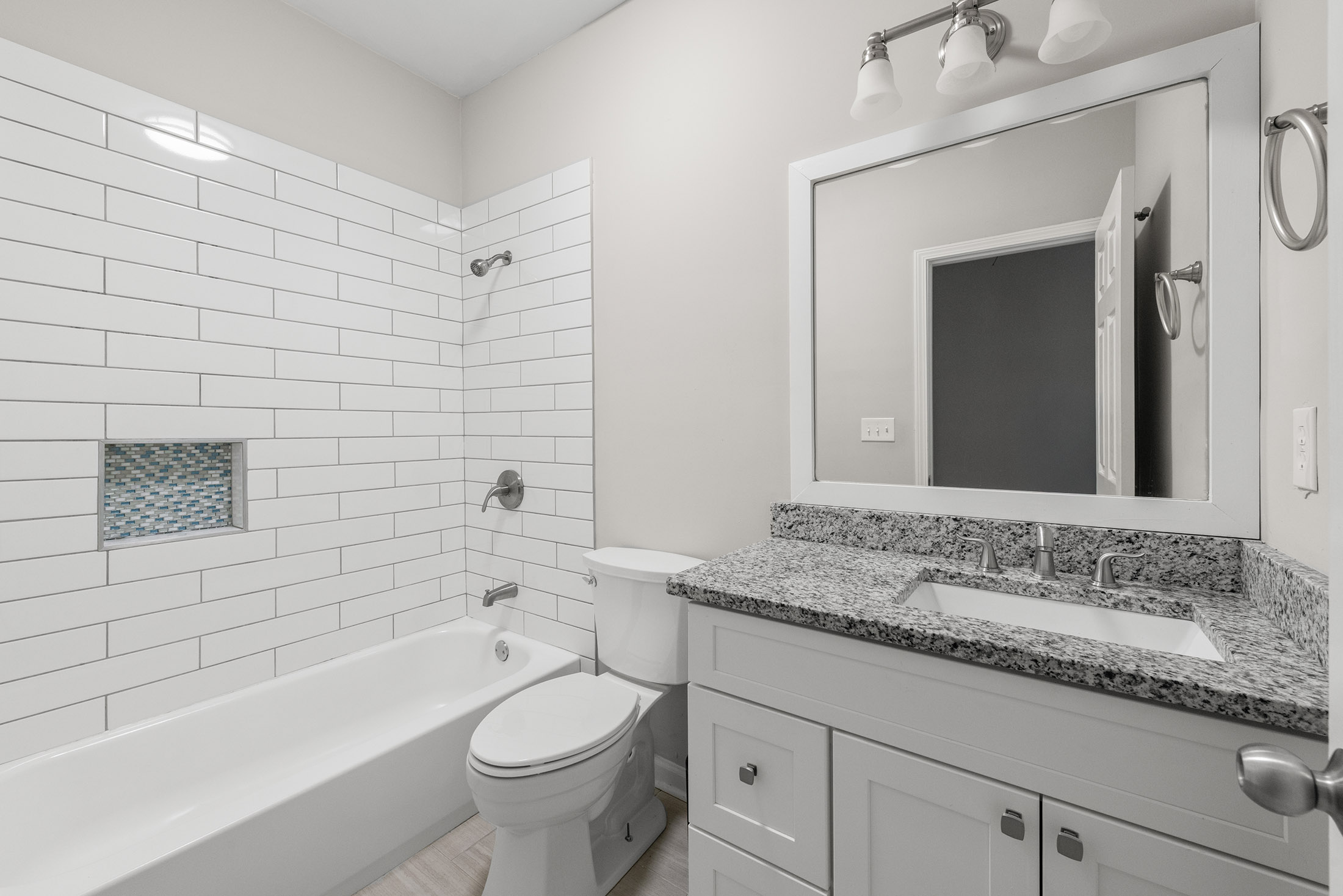  Bright Traditional with Custom Upgrades in Collier Heights - 物件實景