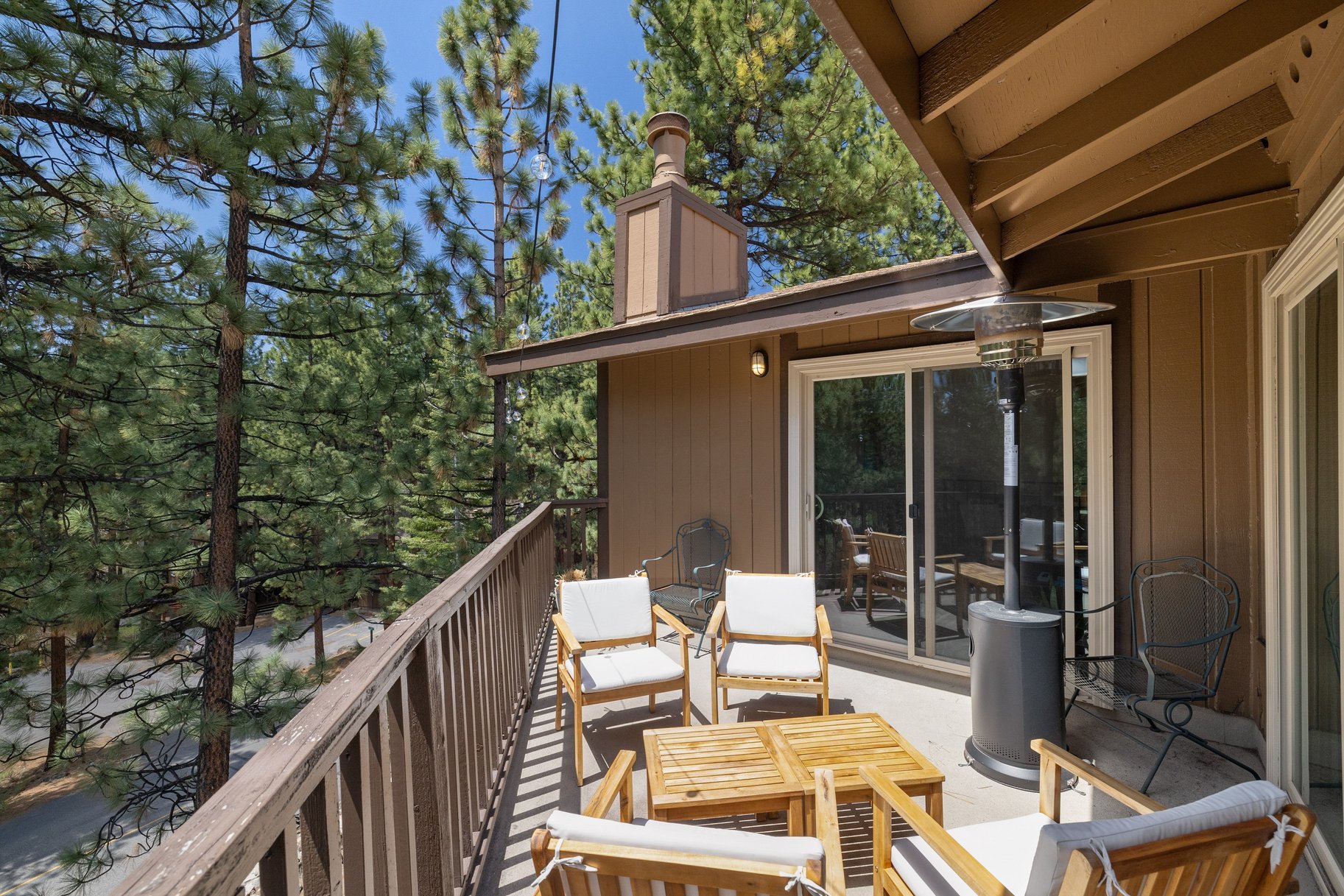  Expansive Nevada-Side Tahoe Retreat in Coveted Lake Village Setting - 物件實景