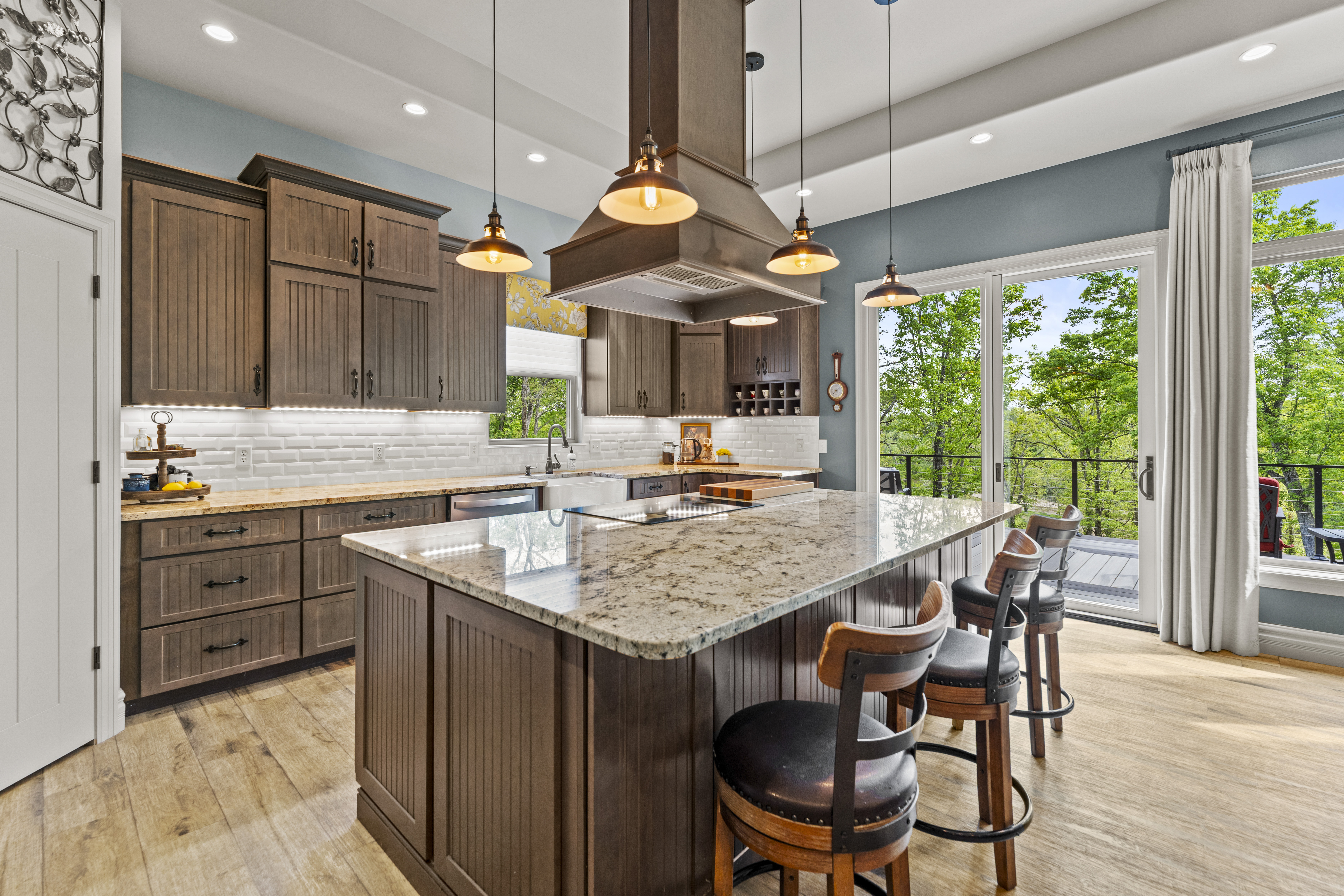  Discover unmatched luxury and versatility in this custom Craftsman-style estate - 物件實景