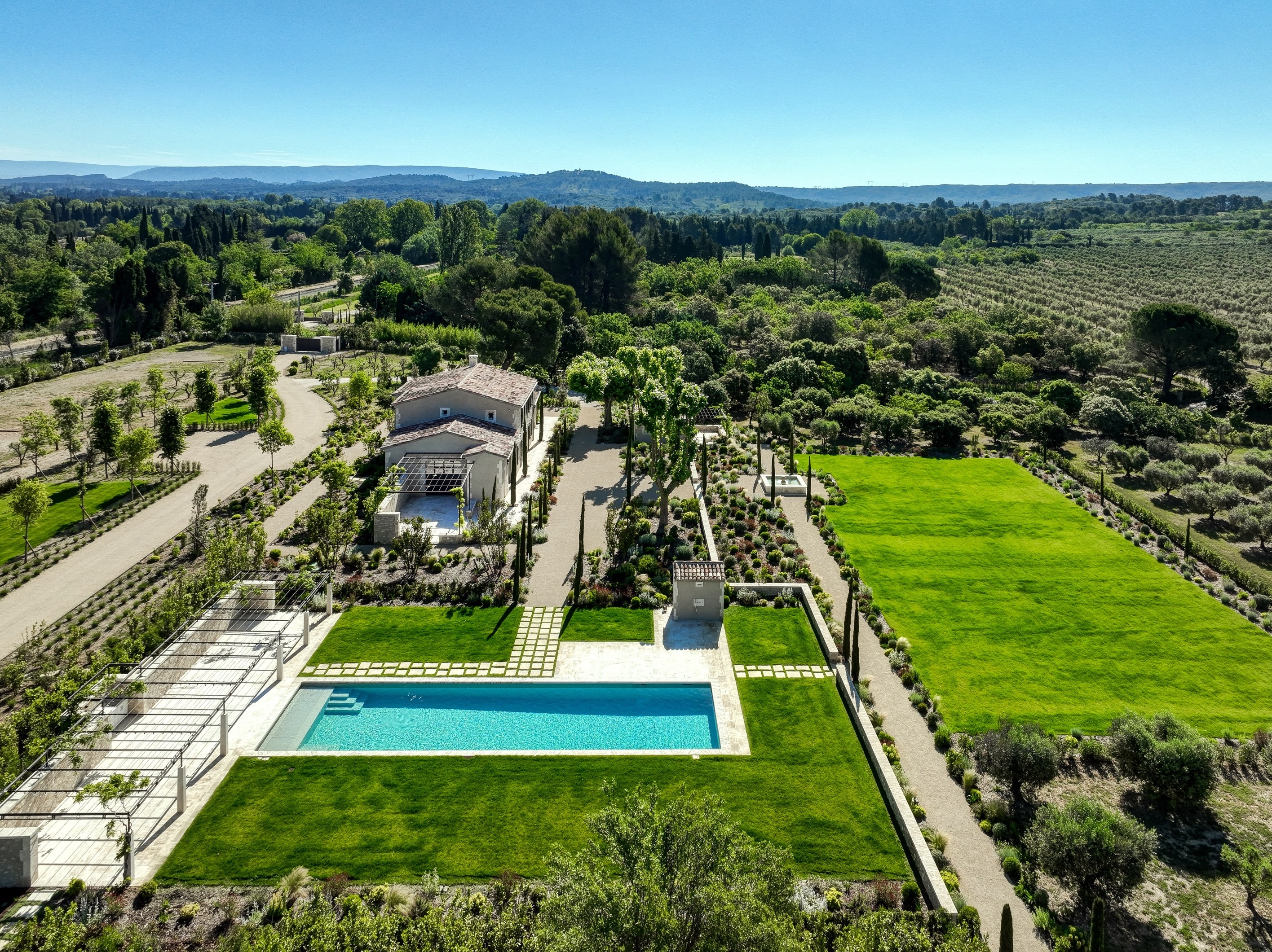  Renovated stone farmhouse with stunning views of the Alpilles, tennis court and… - 物件實景