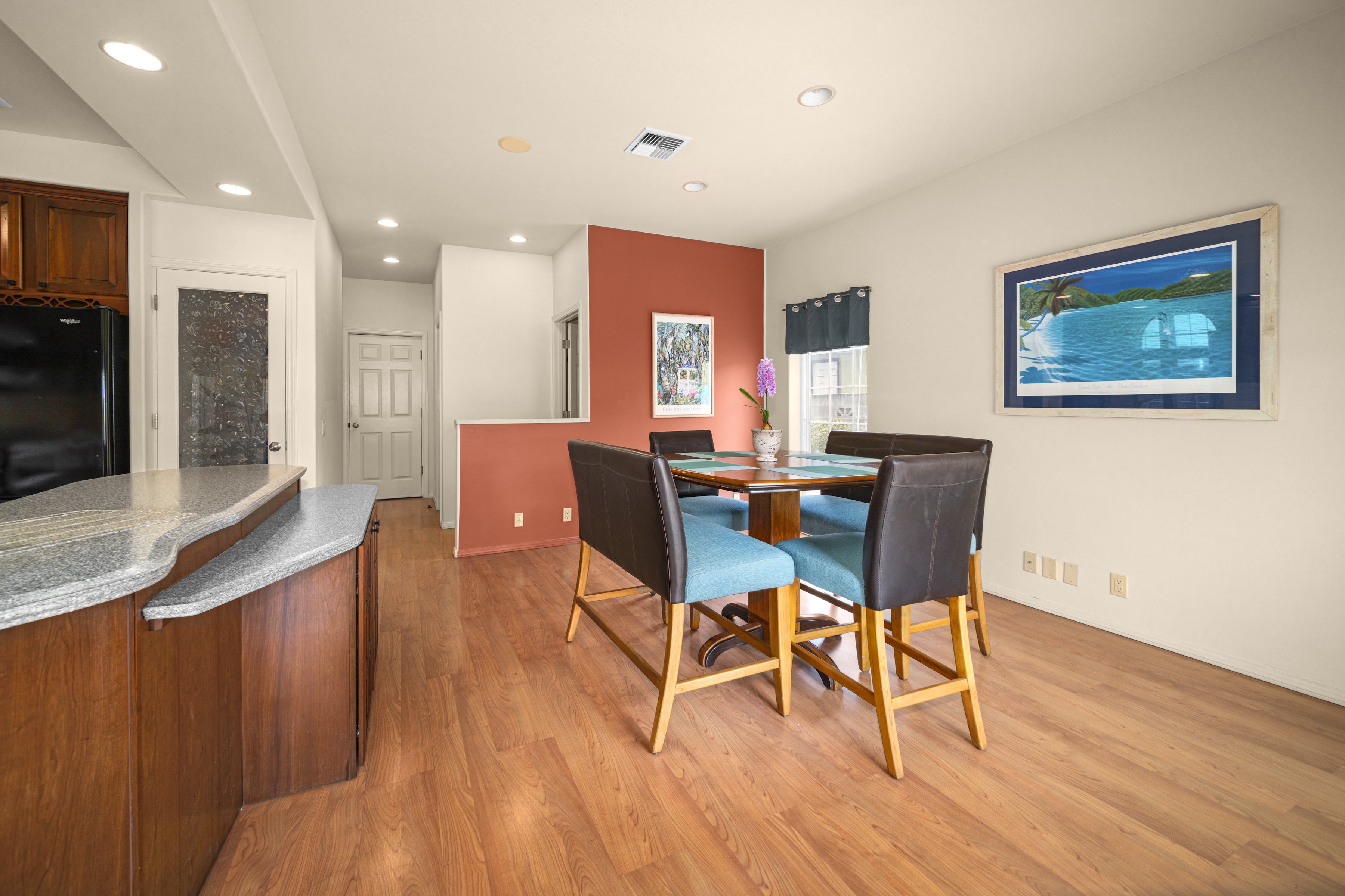  Pride of ownership explains this 4 bedroom 2.5 bath home & backyard - 物件實景