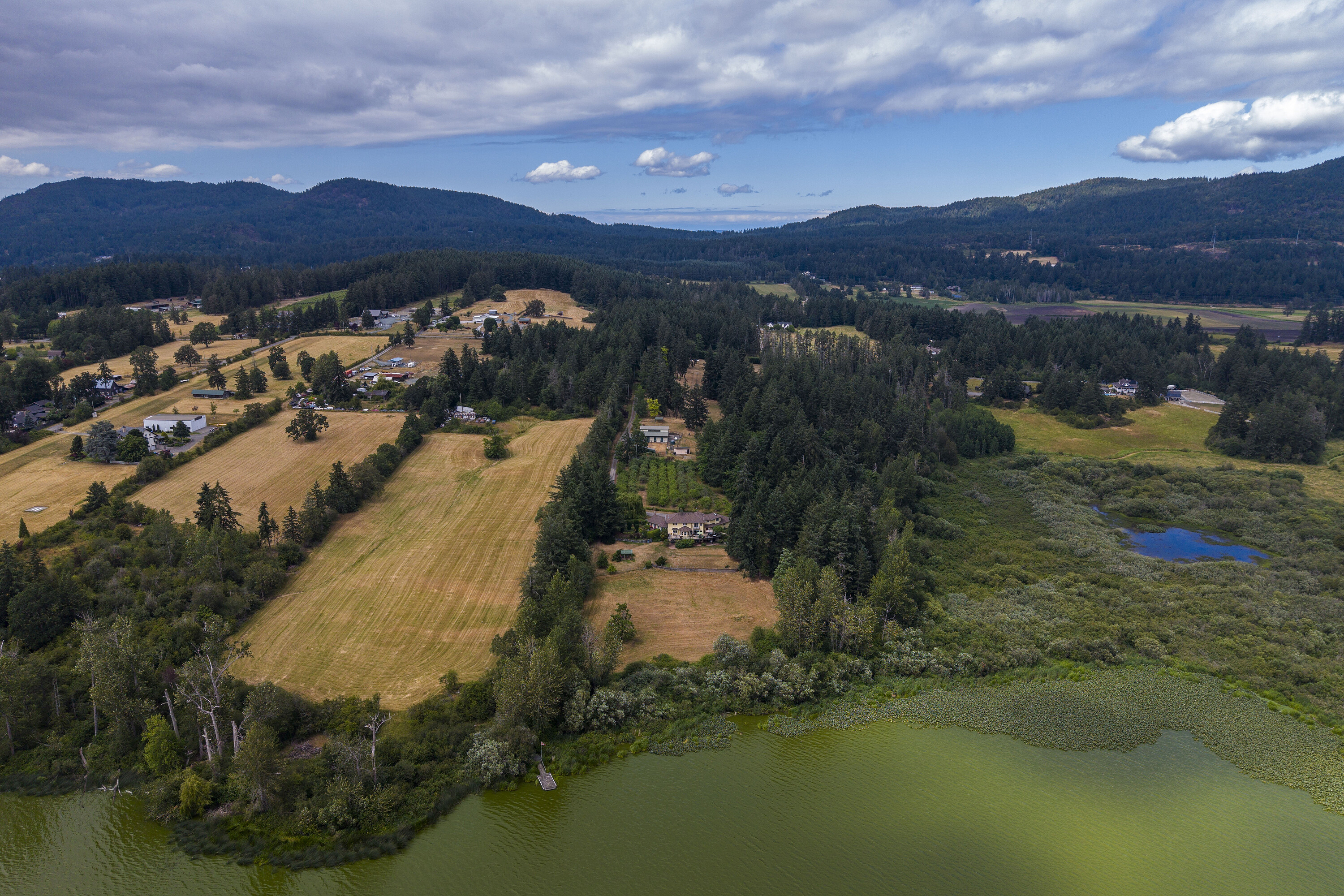  Remarkable Lakefront Estate - 物件實景