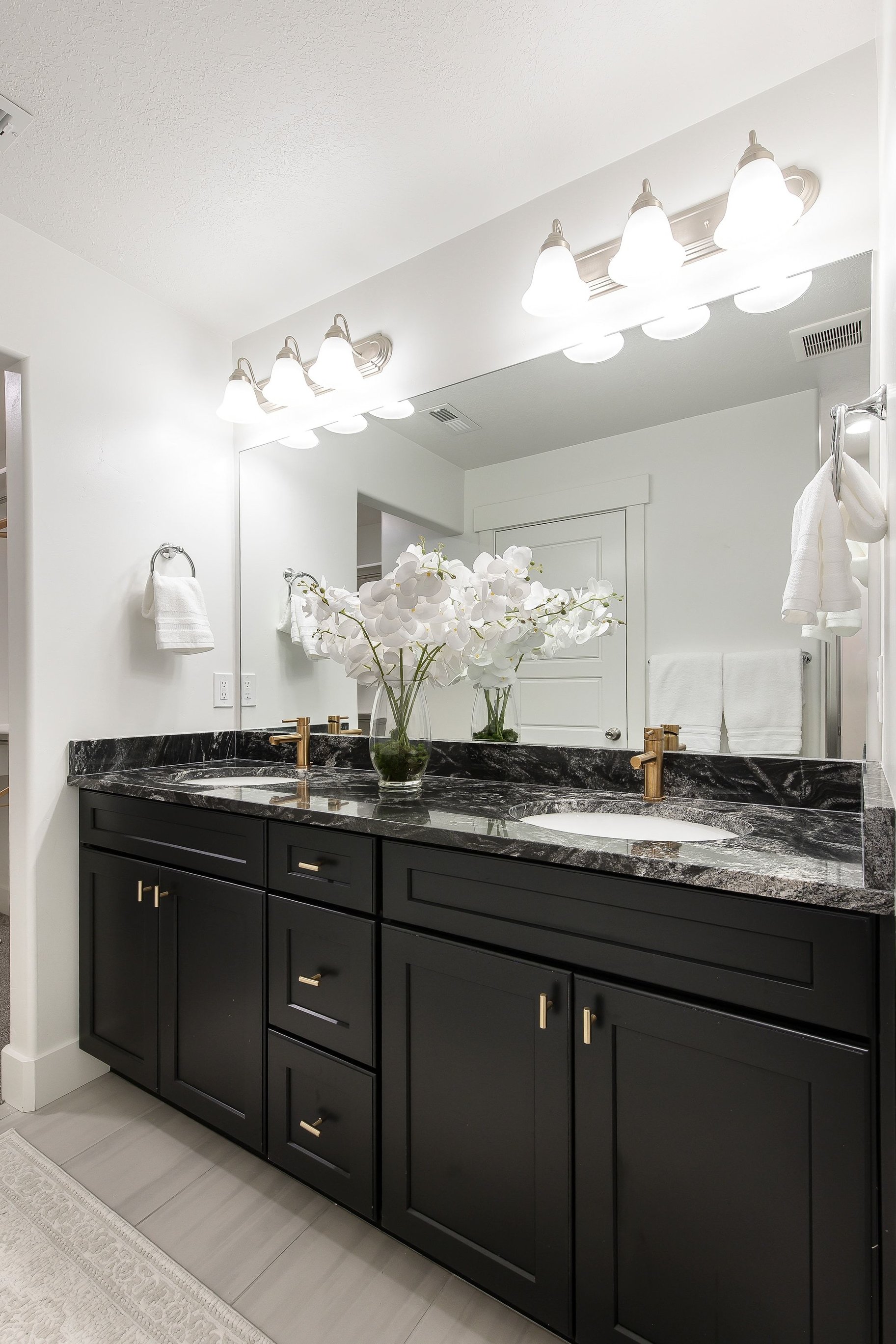  Stylish End-Unit Townhome - 物件實景