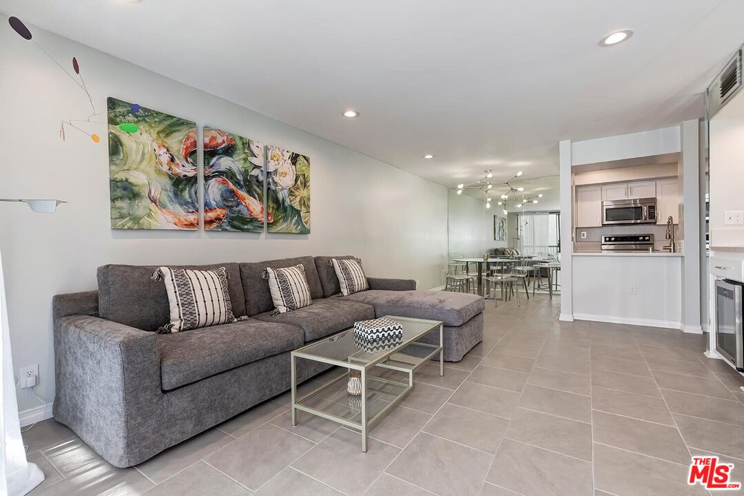 West Hollywood, California, 90069, United States, 1 Bedroom Bedrooms, ,1 BathroomBathrooms,Residential,For Sale,1939893