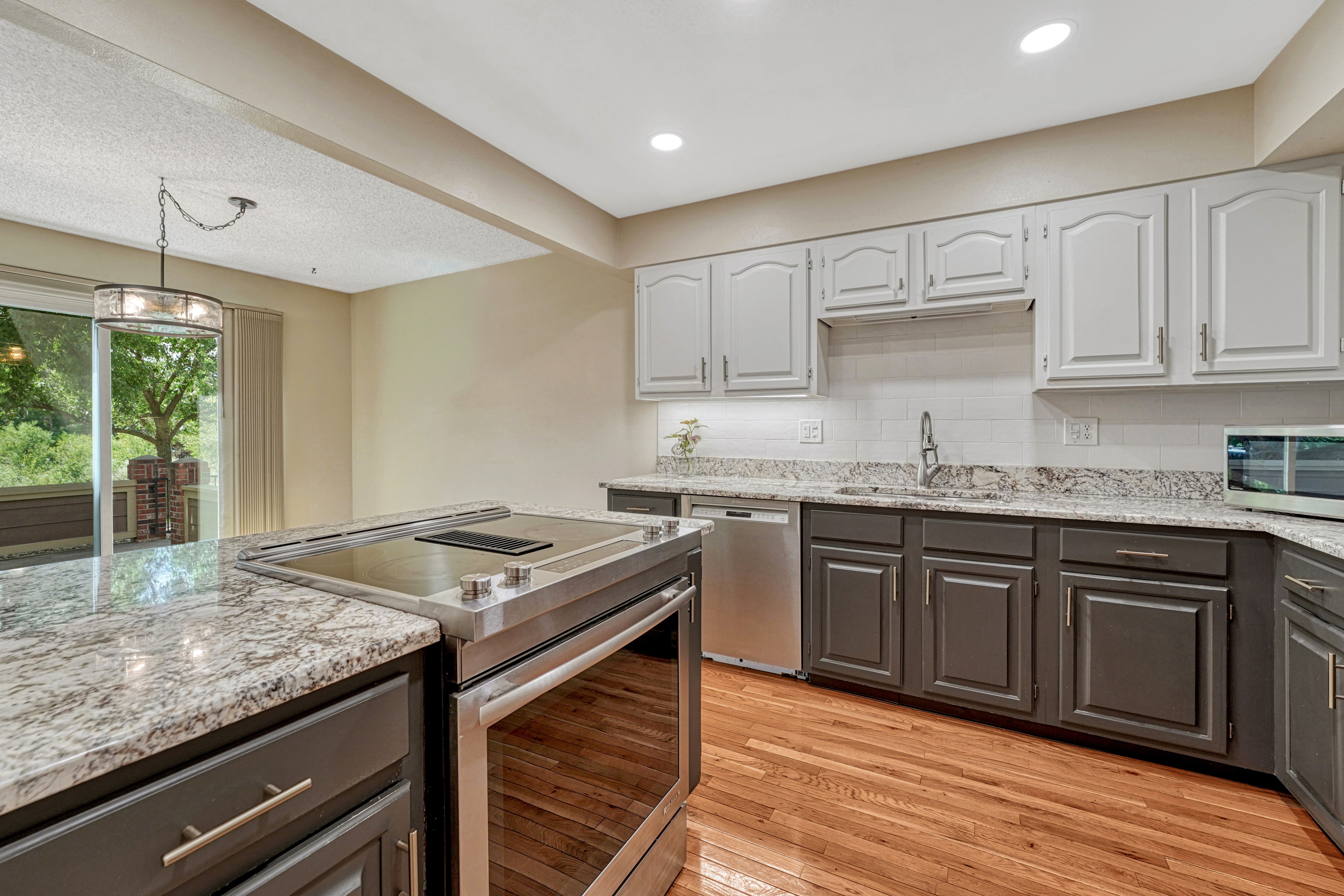  Rockrimmon Townhome with Trail Access & Private Patio - 物件實景