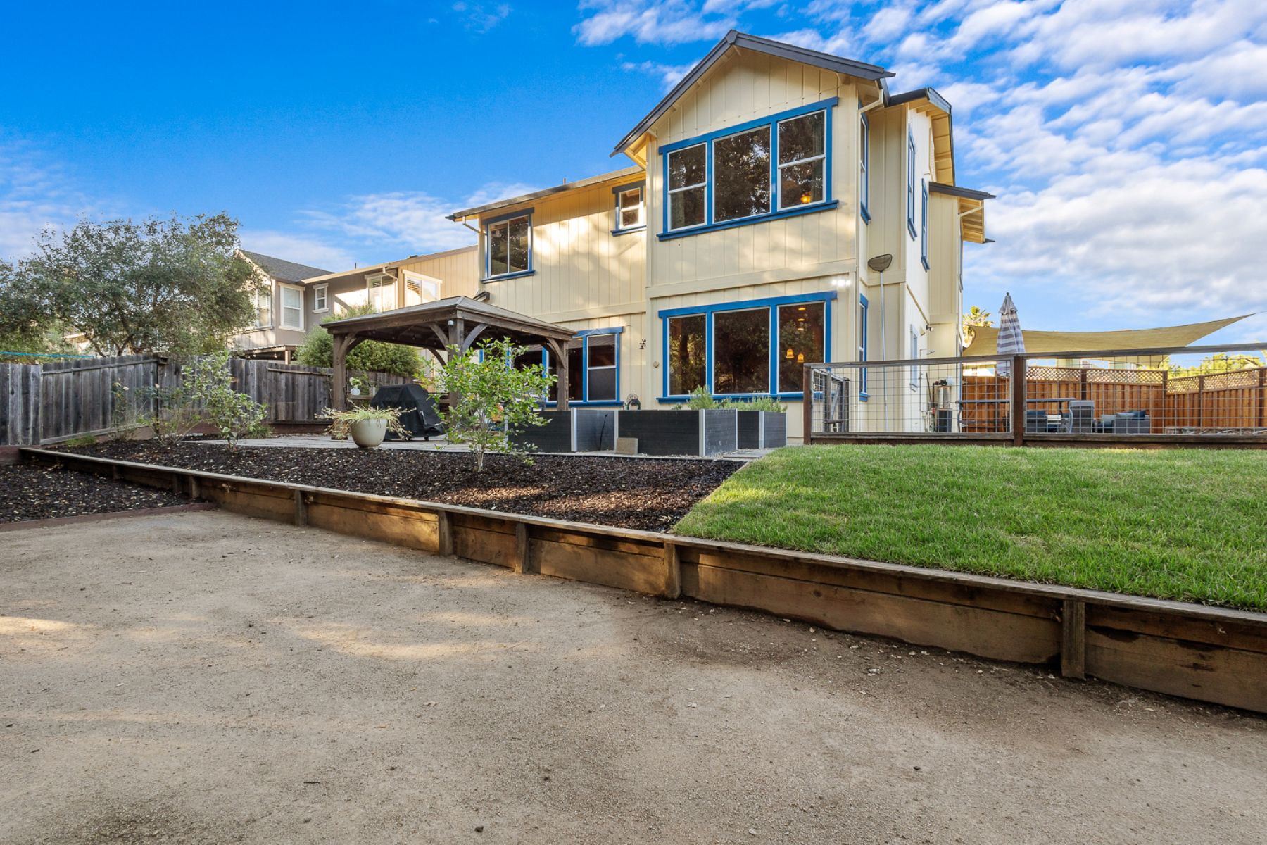  Poolside Living in Cloverdale - 物件實景