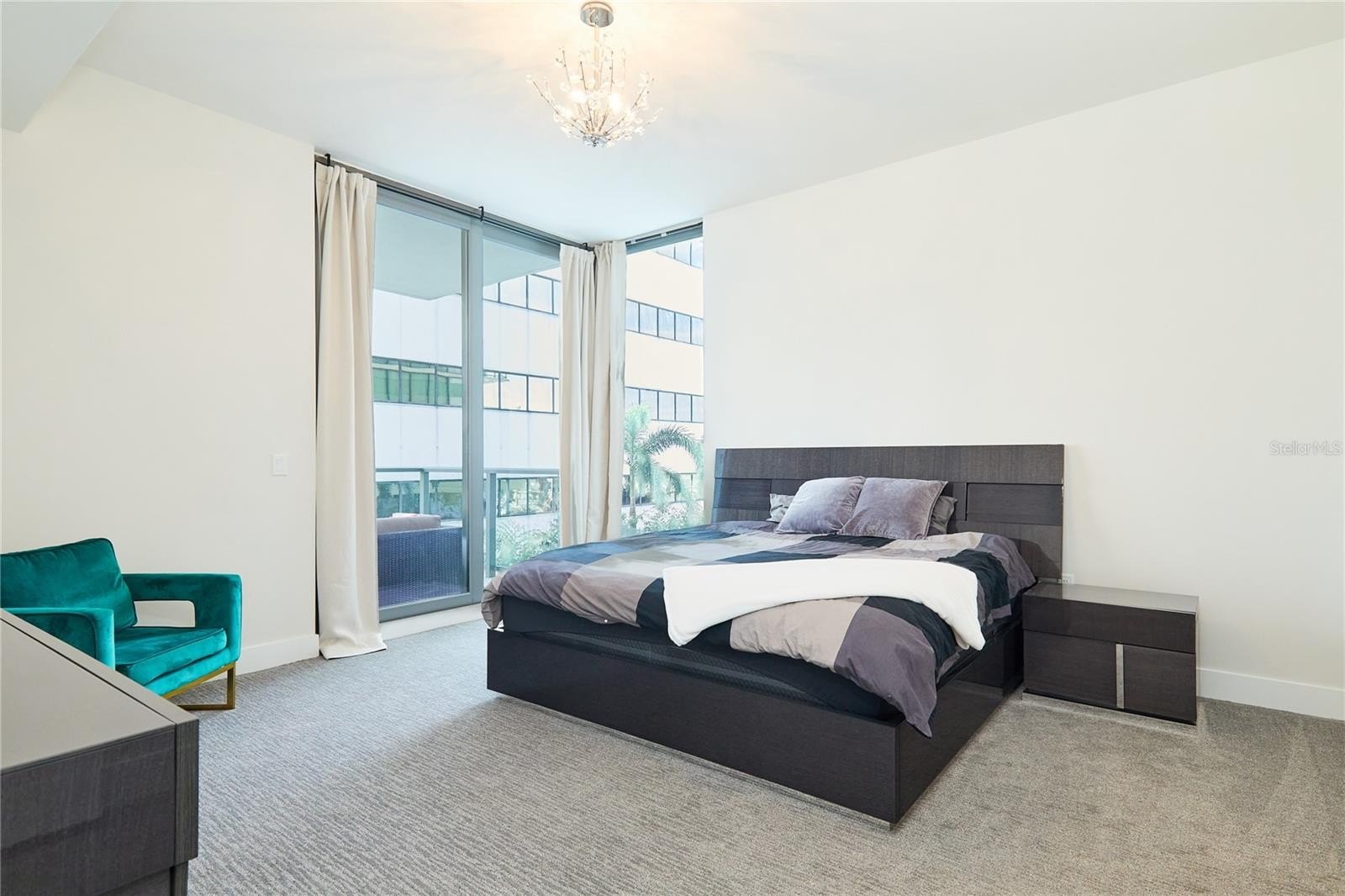 ST PETERSBURG, Florida, 33701, United States, 2 Bedrooms Bedrooms, ,3 BathroomsBathrooms,Residential,For Sale,1981835