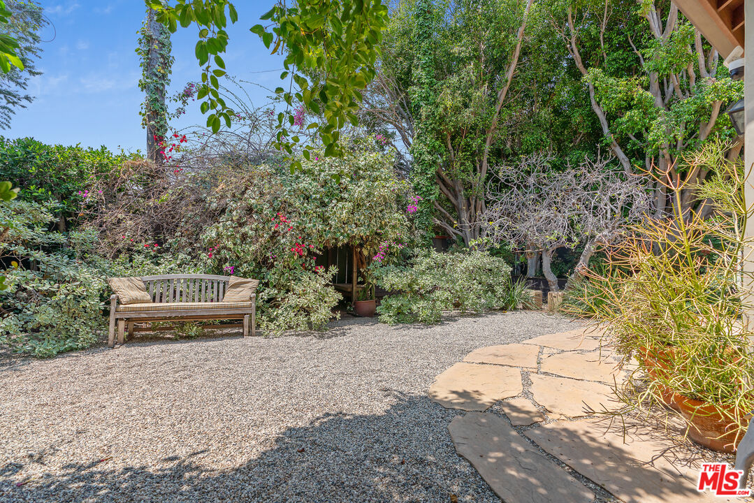 Los Angeles, California, 90005, United States, 3 Bedrooms Bedrooms, ,3 BathroomsBathrooms,Residential,For Sale,1876512