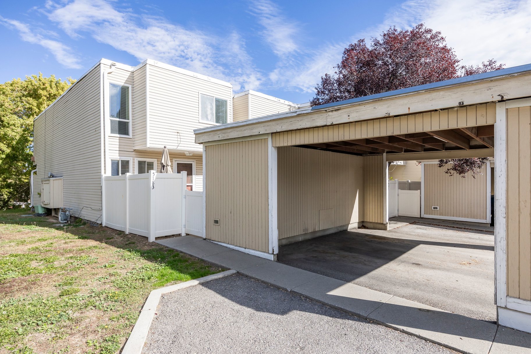  End-Unit Townhome with Updates Throughout - 物件實景