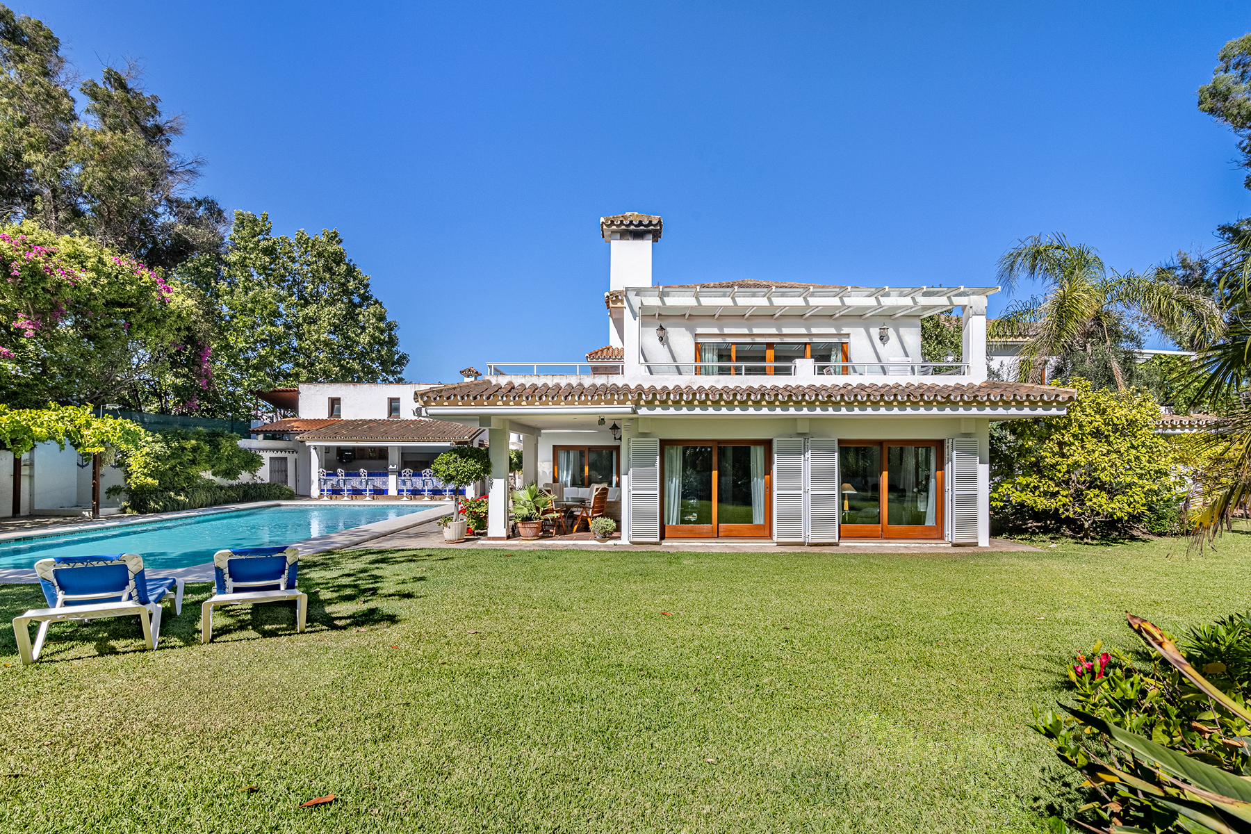  Beachside villa for refurbishment with expansive gardens on the New Golden Mile - 物件實景