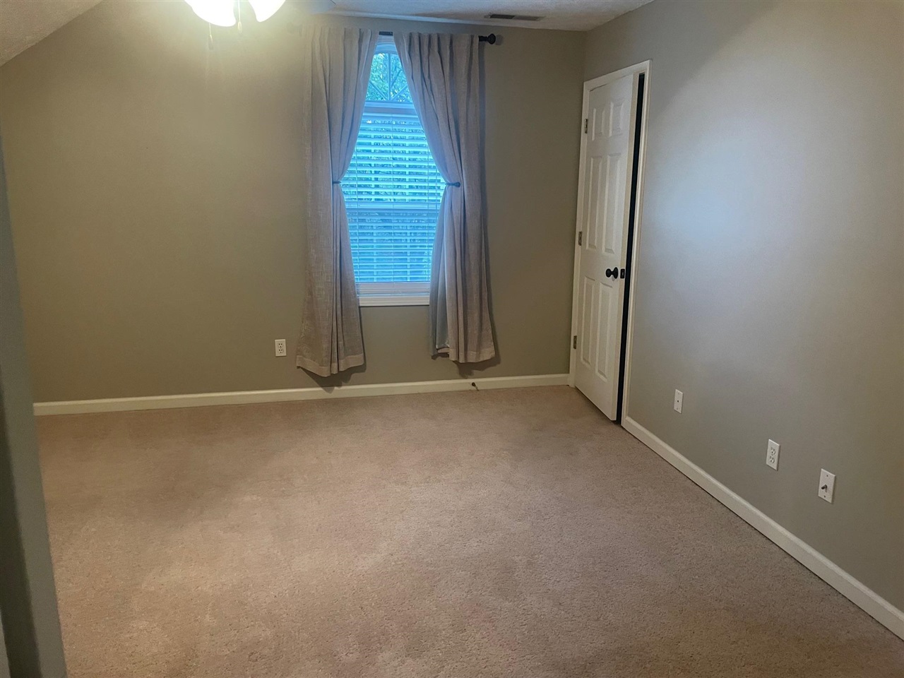 Bowling Green, Kentucky, 42104, United States, 4 Bedrooms Bedrooms, ,5 BathroomsBathrooms,Residential,For Sale,1971353