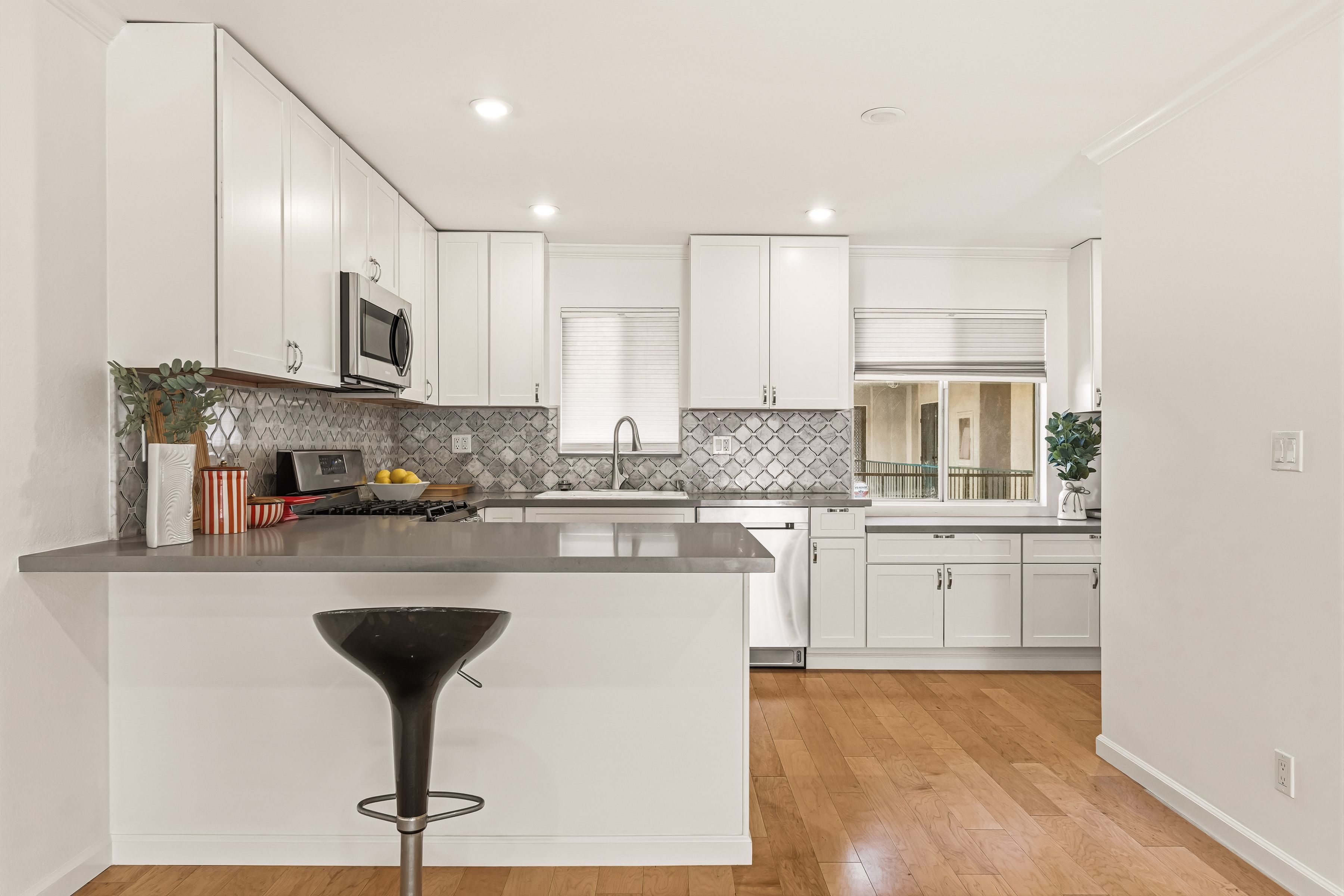  2320 S Bentley Ave - 物件實景
