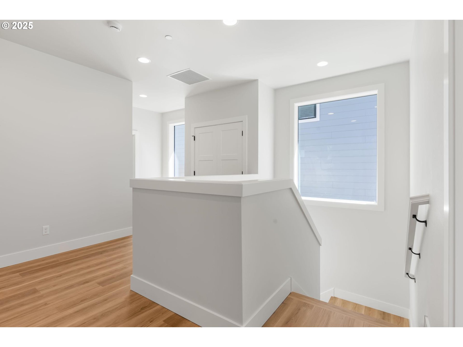 Portland, Oregon, 97219, United States, 3 Bedrooms Bedrooms, ,2 BathroomsBathrooms,Residential,For Sale,1699870