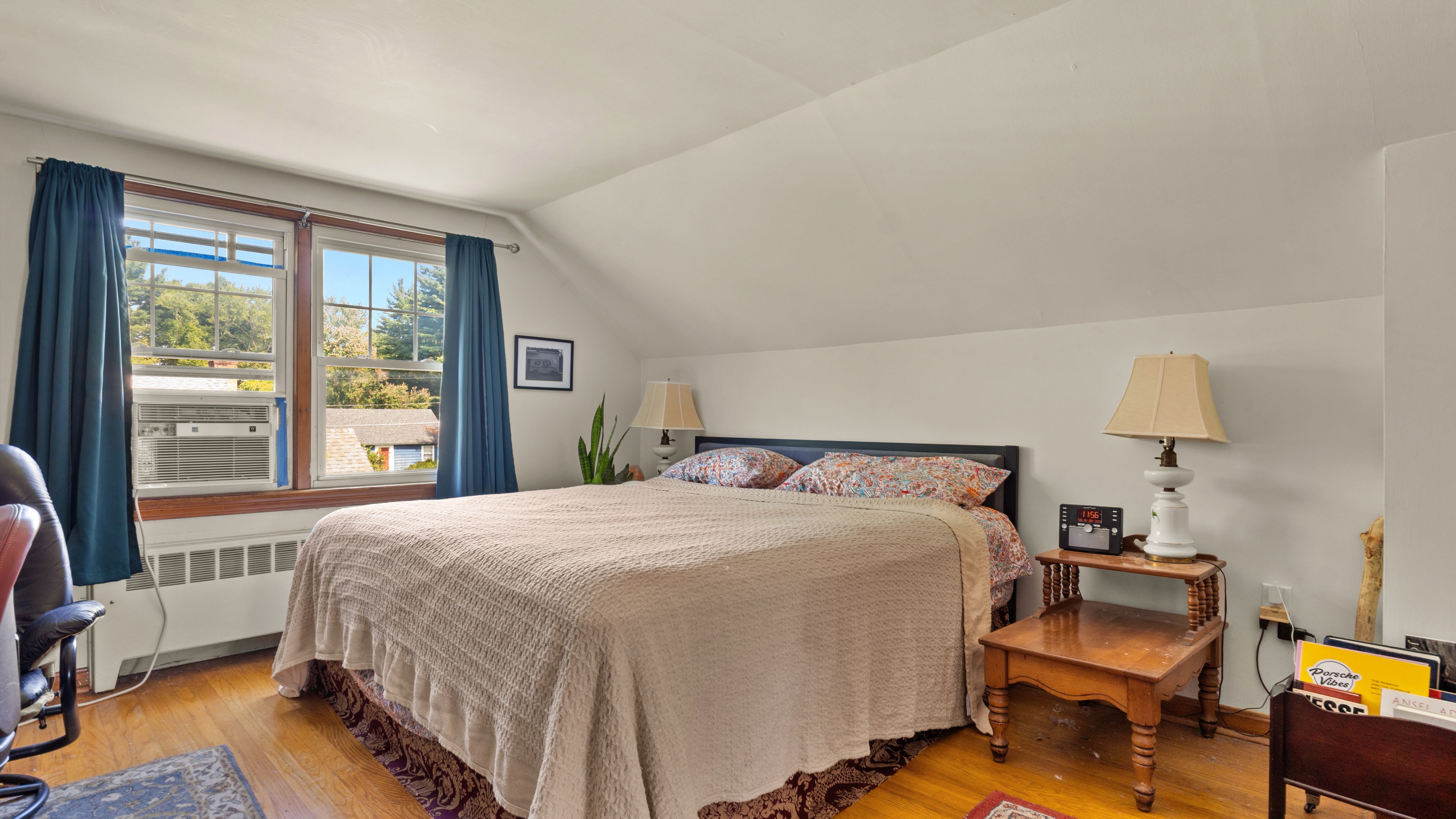  CHARMING IN-TOWN CAPE ON SPACIOUS LOT WITH INGROUND POOL - 物件實景
