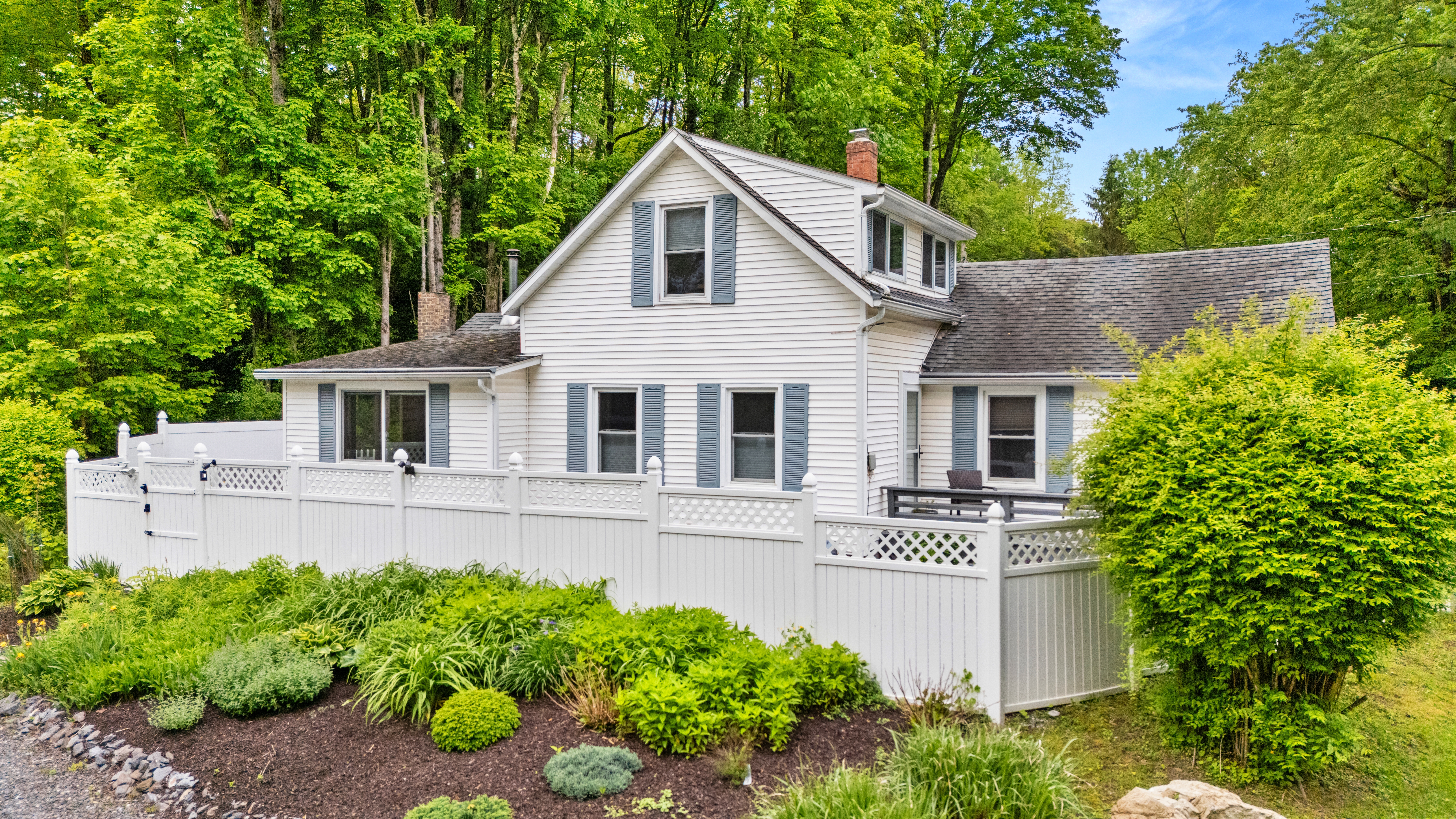 Renovated 1890 Farmhouse with Guest Cottage 