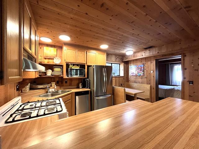 Lake Almanor West, California, 96920, United States, 5 Bedrooms Bedrooms, ,3 BathroomsBathrooms,Residential,For Sale,1949683