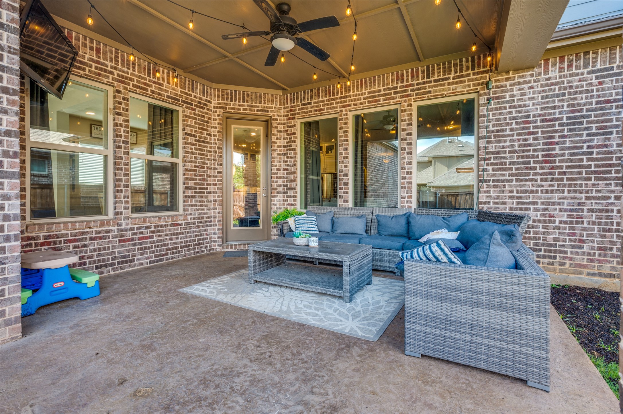 Arlington, Texas, 76005, United States, 4 Bedrooms Bedrooms, ,4 BathroomsBathrooms,Residential,For Sale,1857348